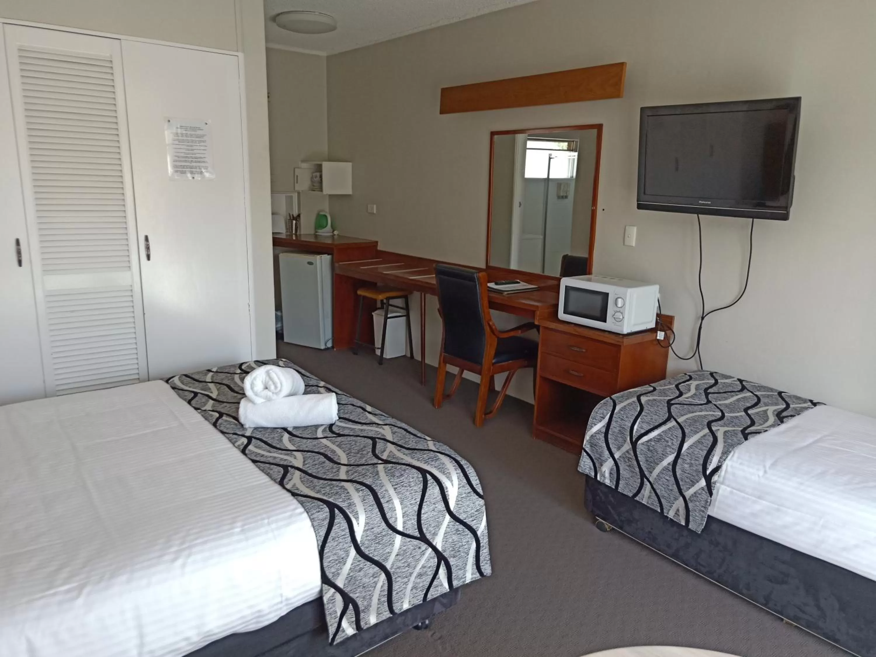 Garden view, Bed in Molly Morgan Motor Inn