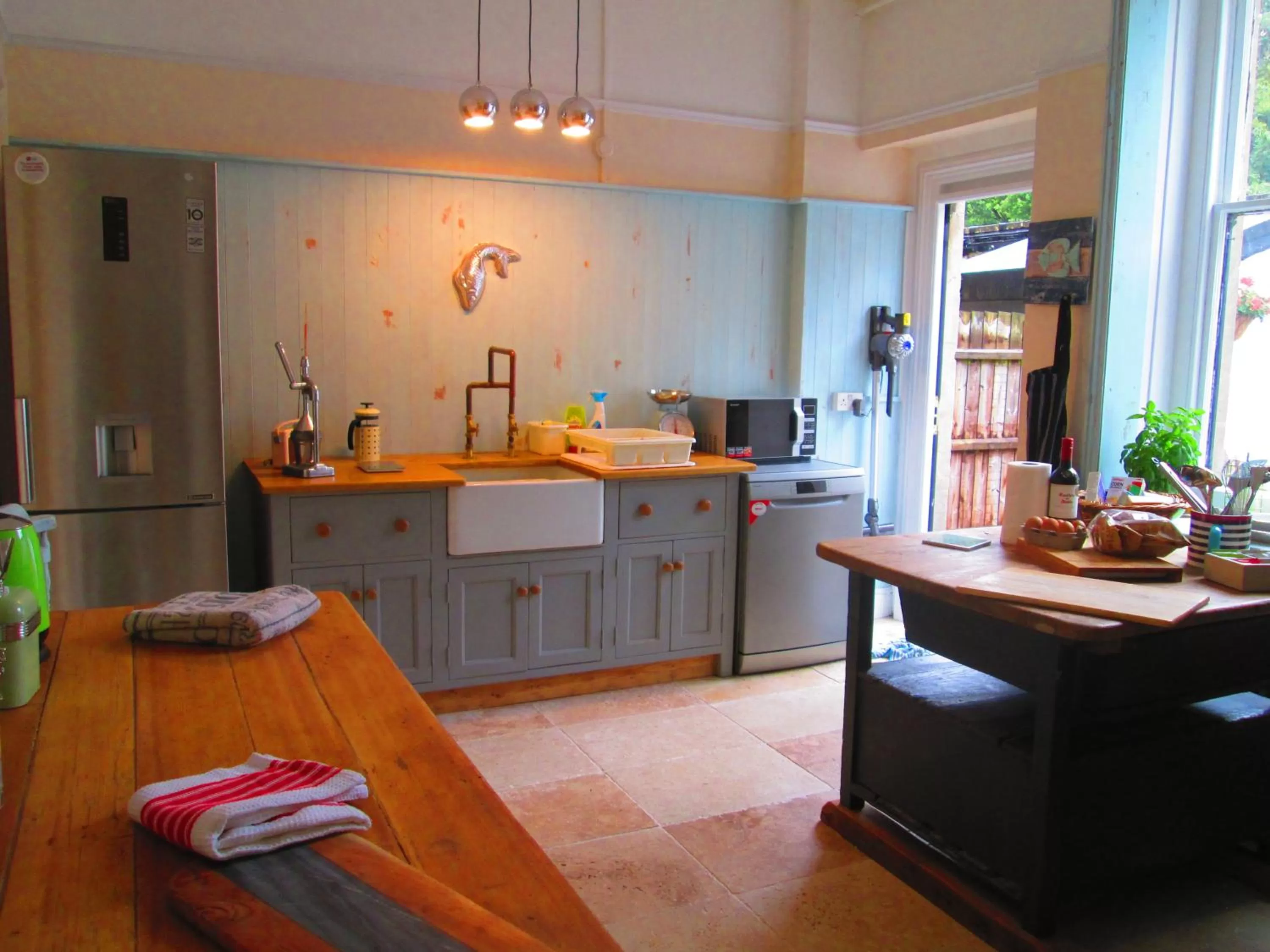 Kitchen or kitchenette in Weston Manor