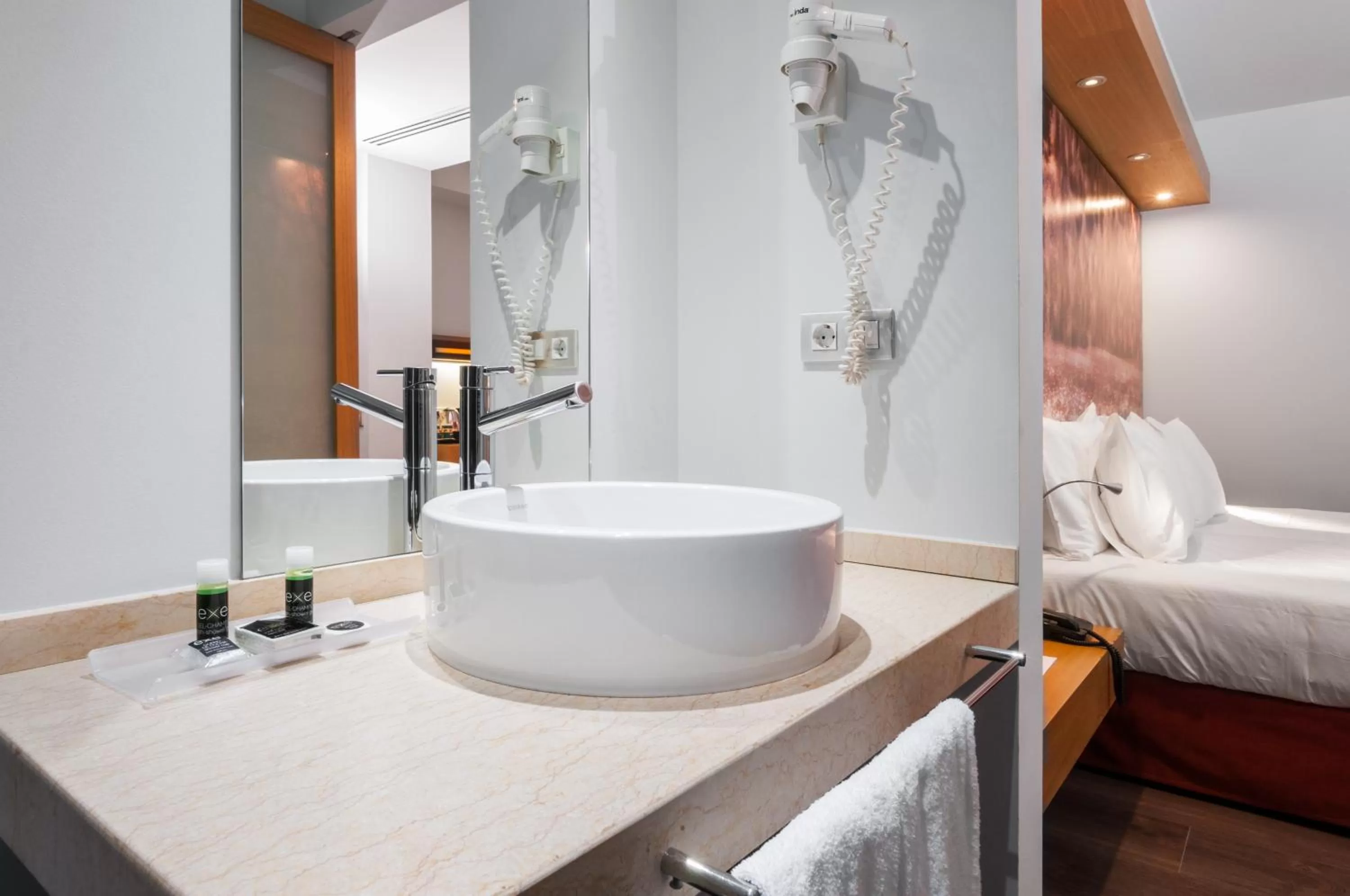 Bathroom, Bed in Exe Princep