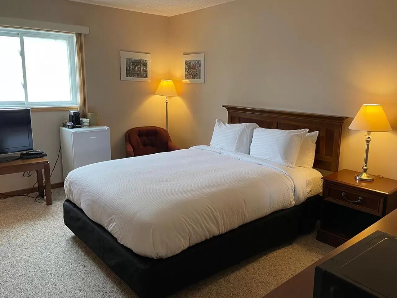 Standard Queen Room in Hotel Wolfe Island Standard Queen Room in Hotel Wolfe Island