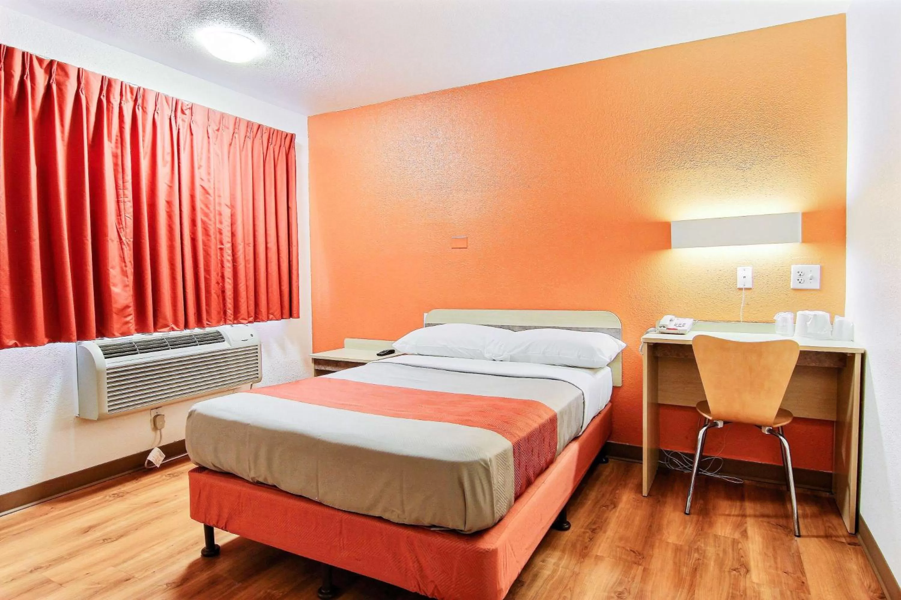 Photo of the whole room, Bed in Motel 6-Kingsville, TX