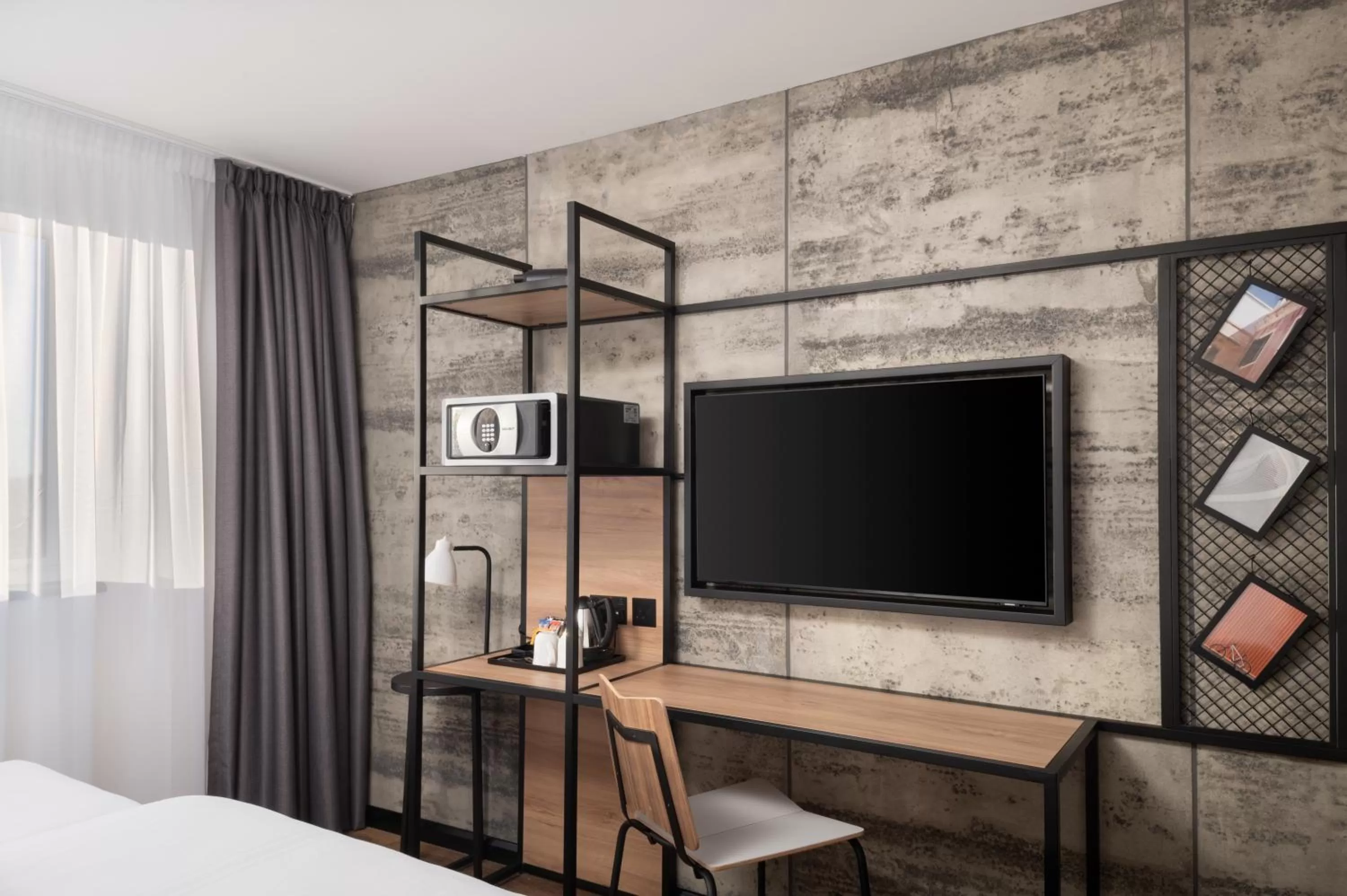 Bed in ibis London Earls Court