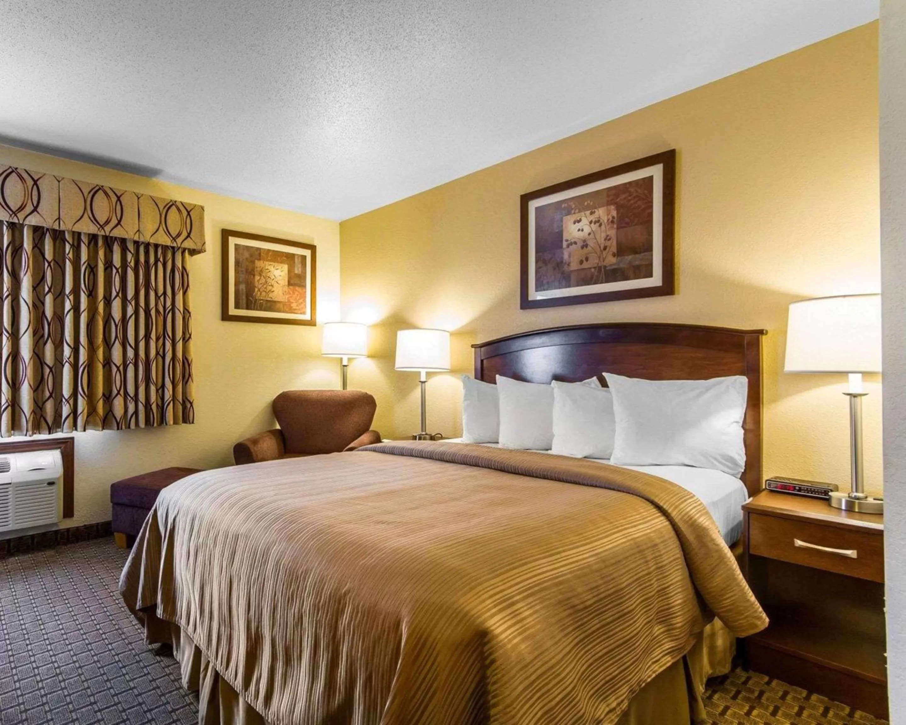 Photo of the whole room, Bed in Quality Inn La Crosse North