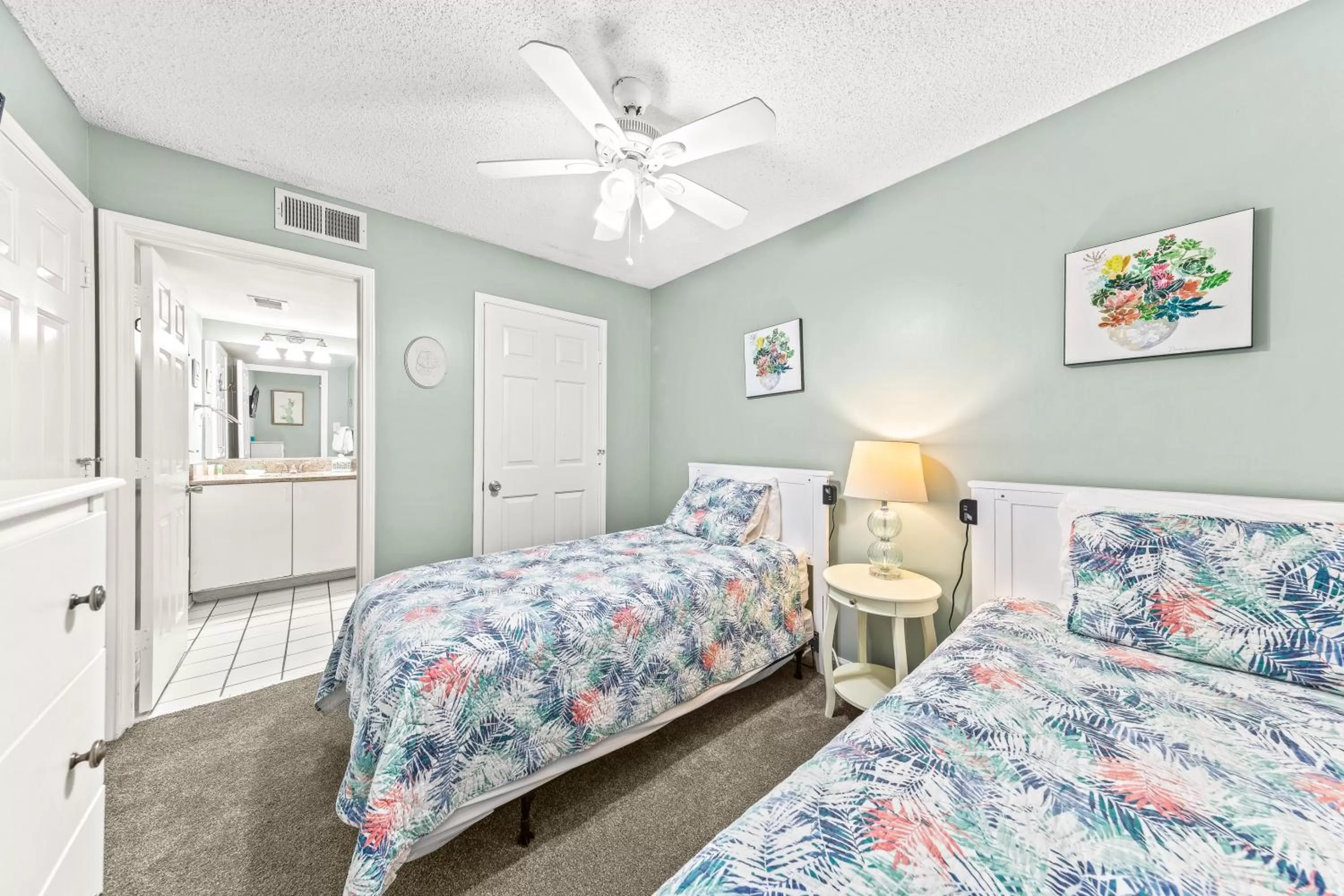 Bedroom, Bed in Tradewinds Unit 406