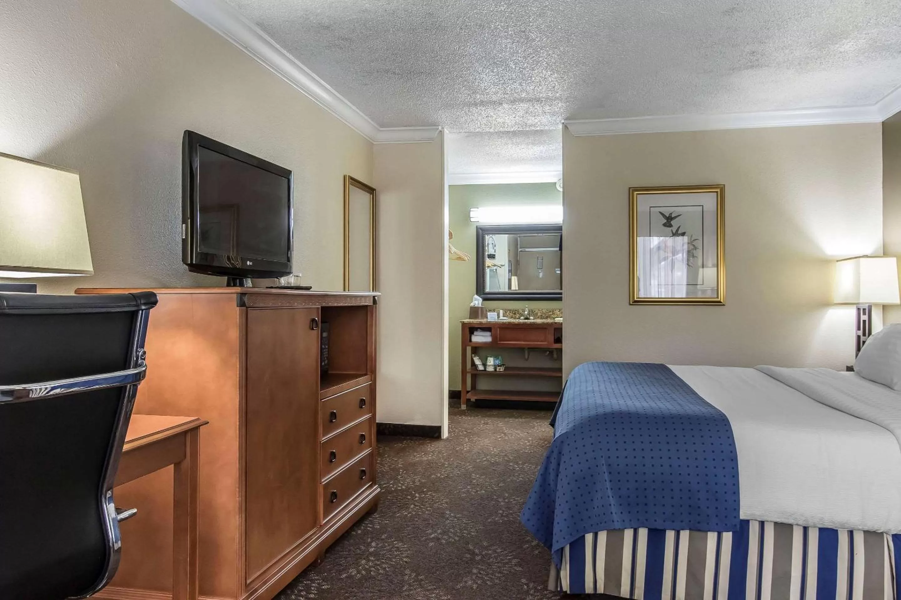 Photo of the whole room, Bed in Clarion Inn Morgan City
