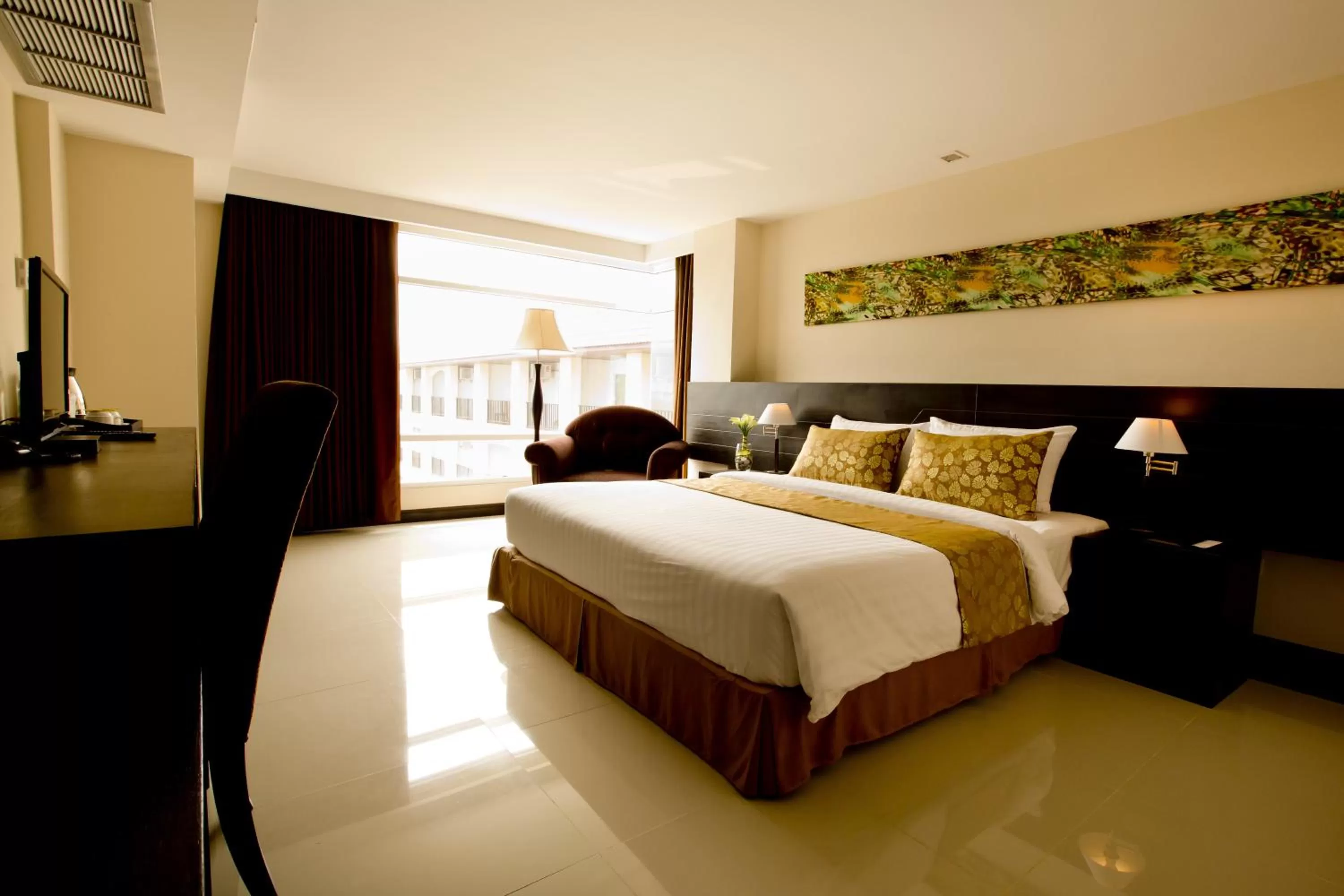 Photo of the whole room, Bed in Sinsuvarn Airport Suite Hotel