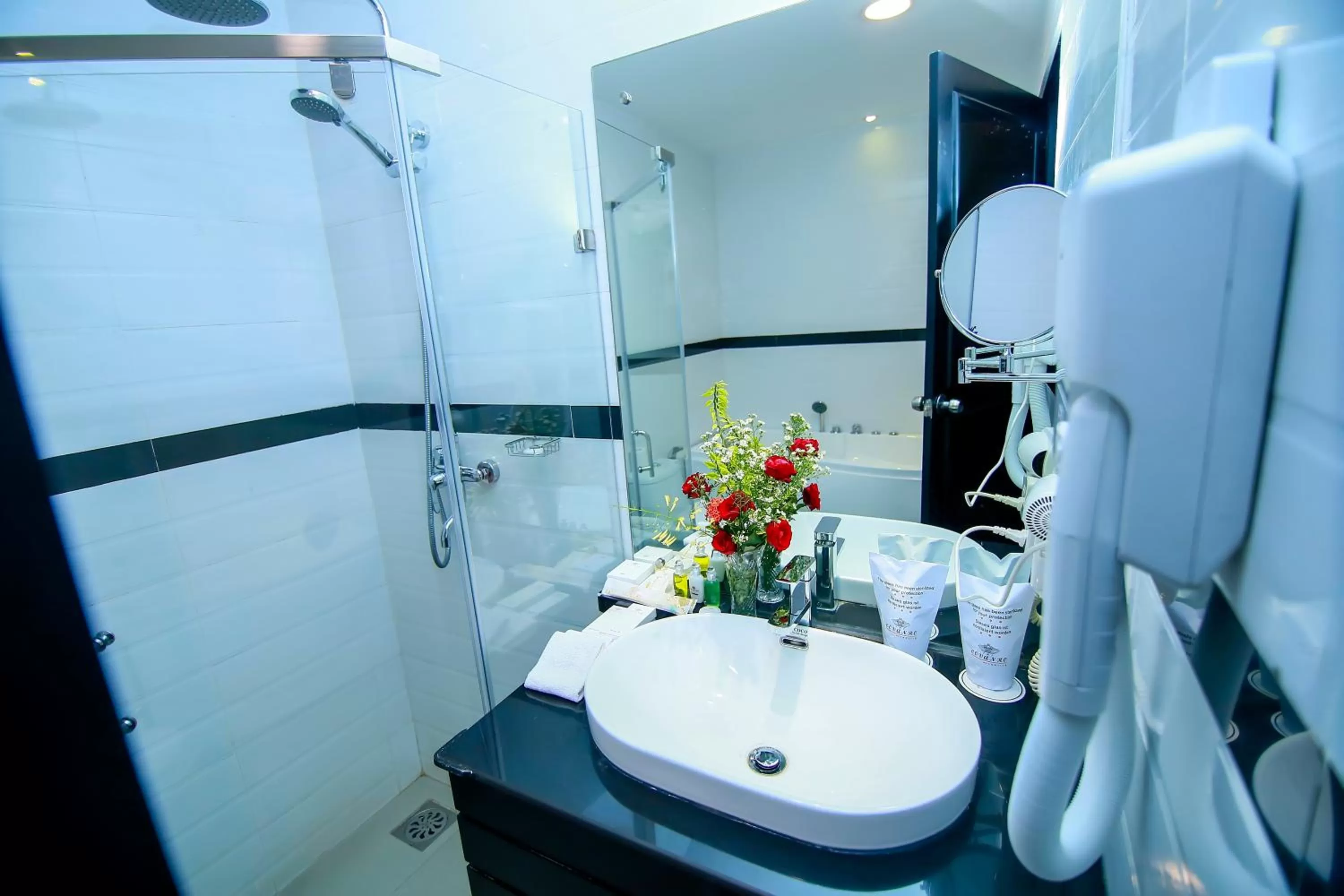 Shower in The Covanro Airport Hotel - Katunayake