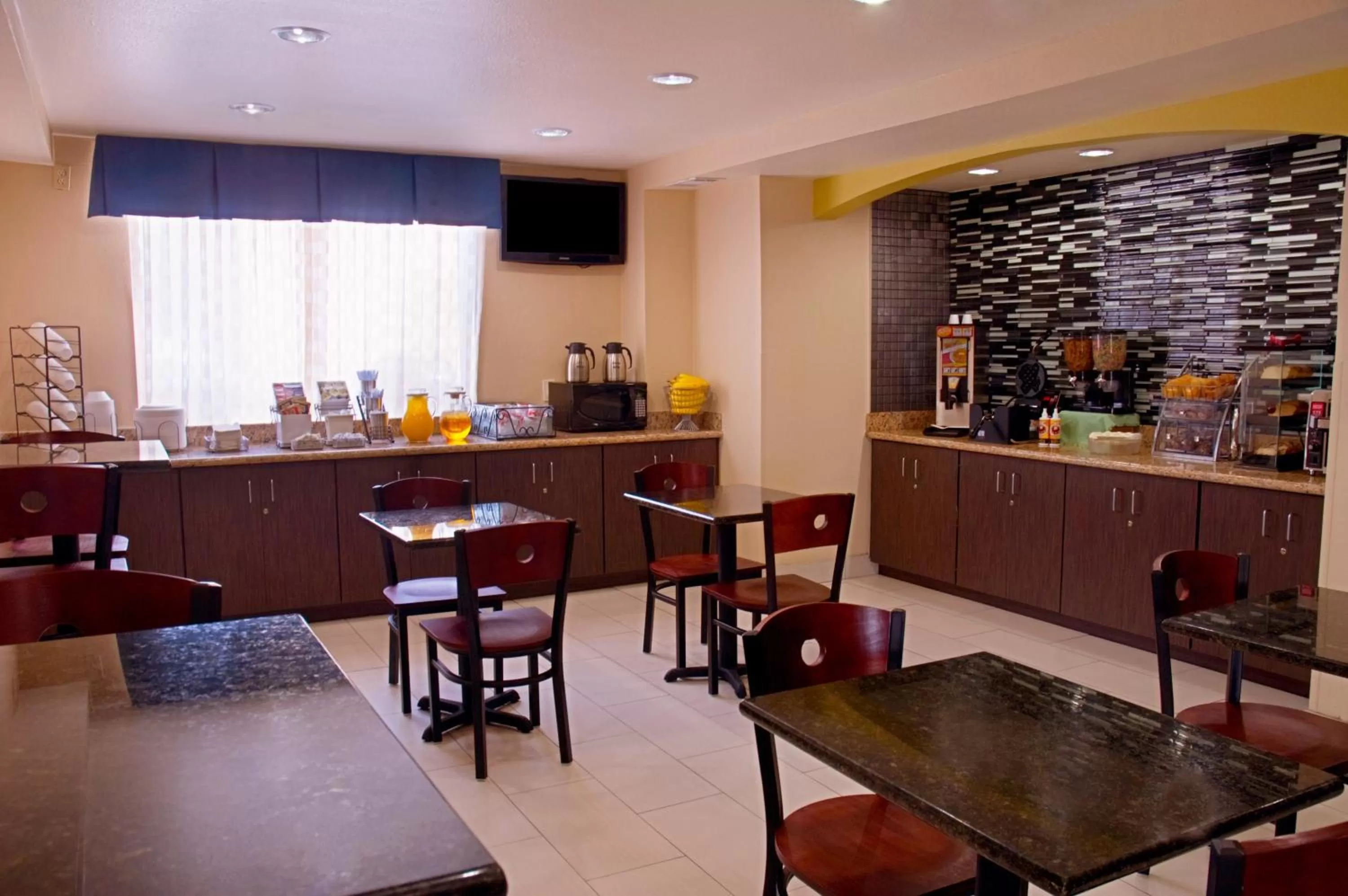 Restaurant/places to eat in Super 8 by Wyndham Irving/DFW Apt/North