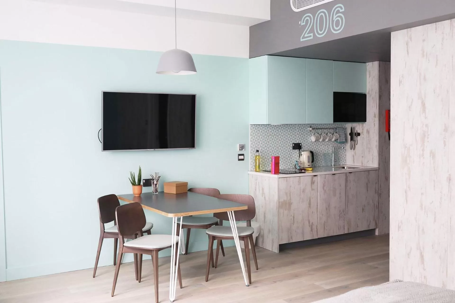 Kitchen or kitchenette in room2 Southampton Hometel