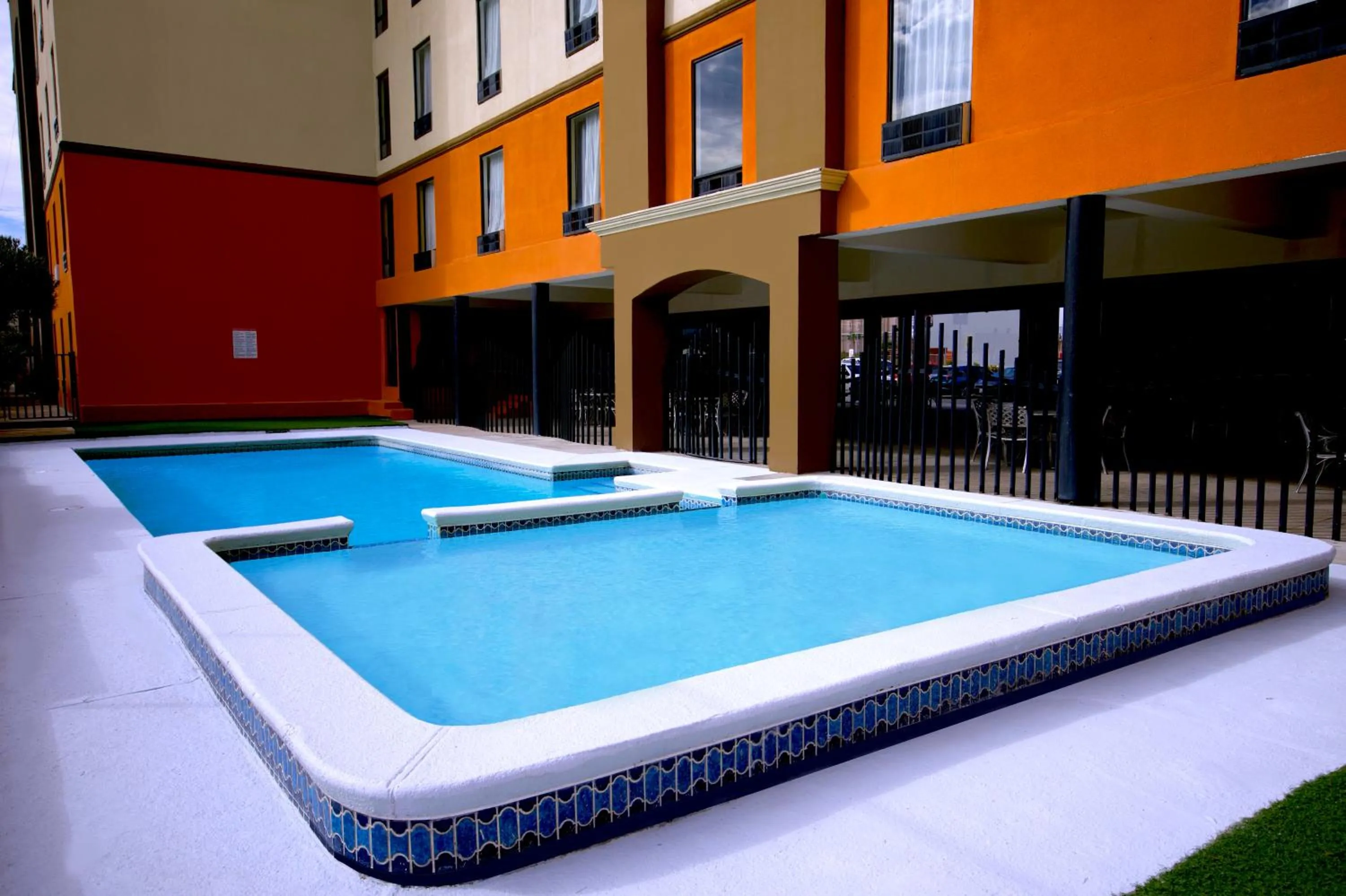 Swimming pool in Hotel Consulado Inn