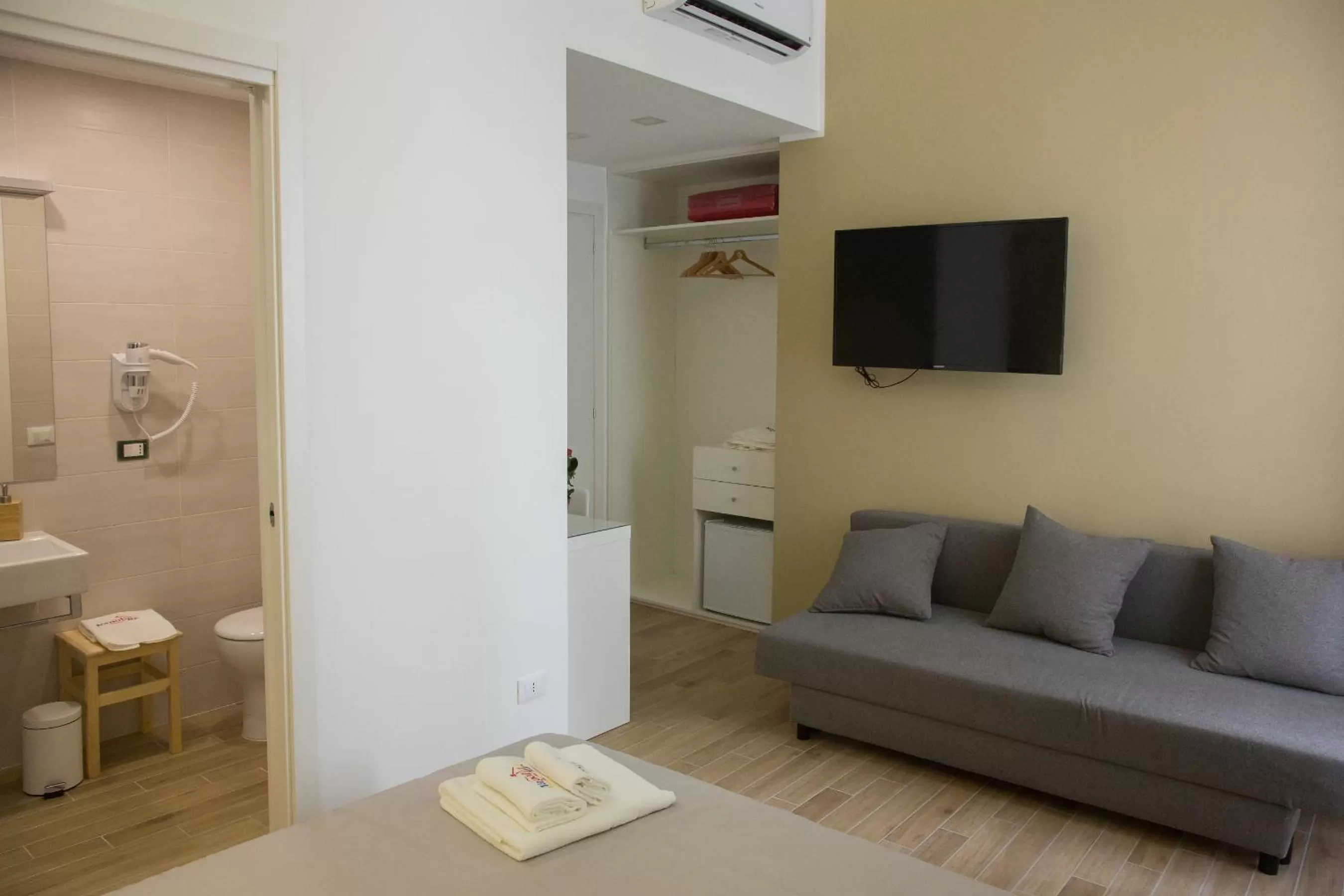 Photo of the whole room in Napolinn