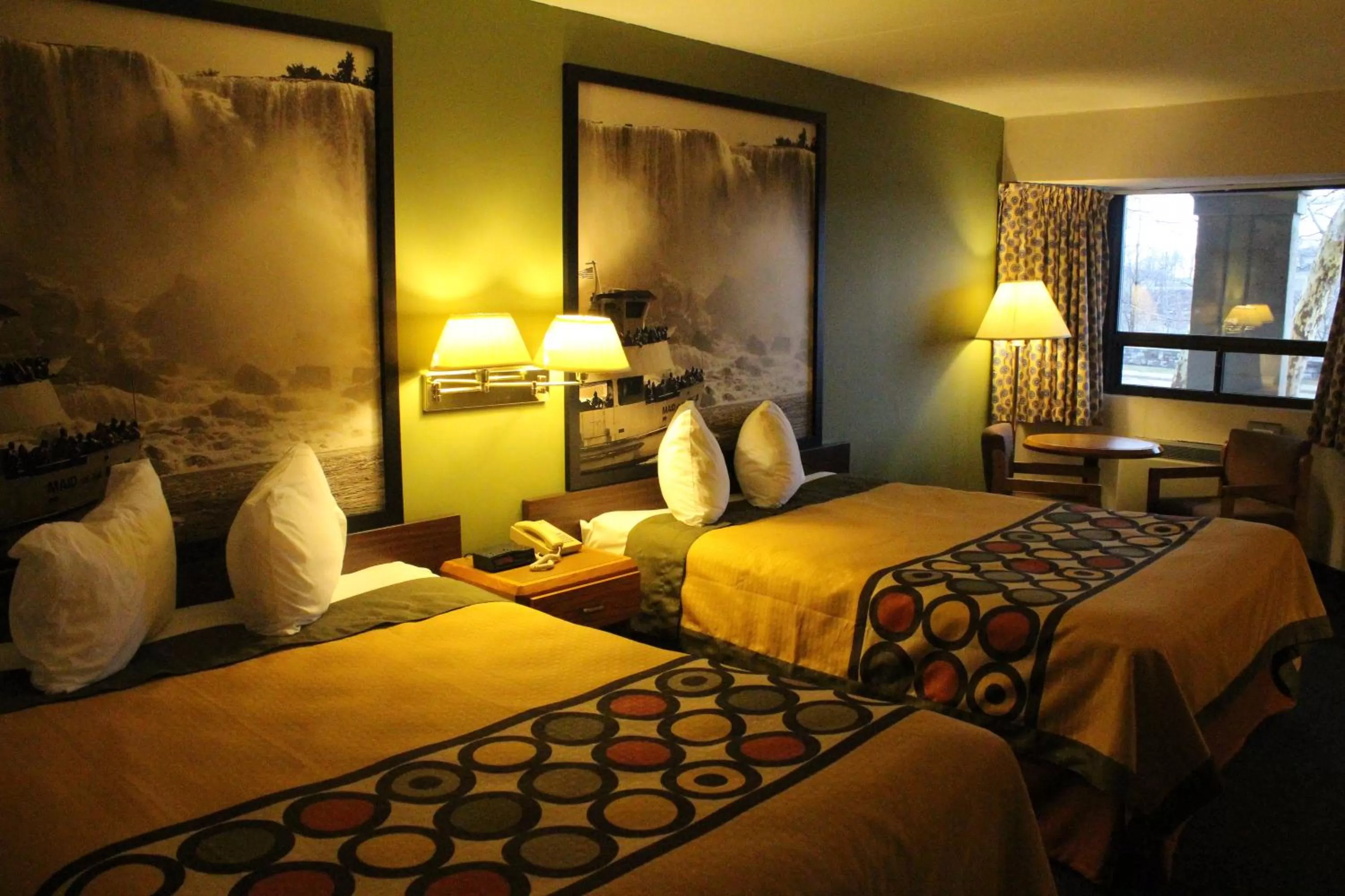 Bed in Super 8 by Wyndham Niagara Falls North