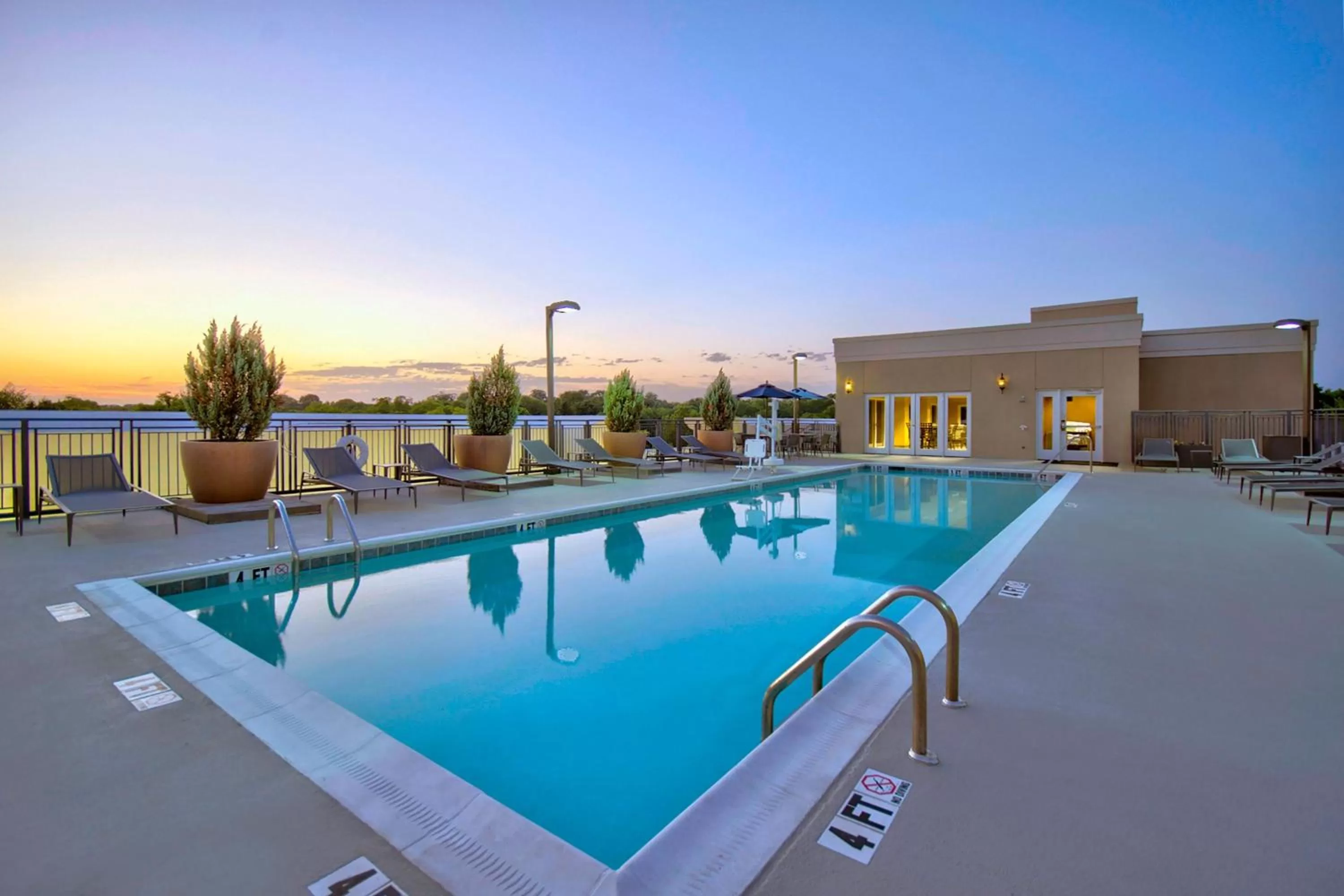 Swimming pool in Courtyard by Marriott Nashville Green Hills