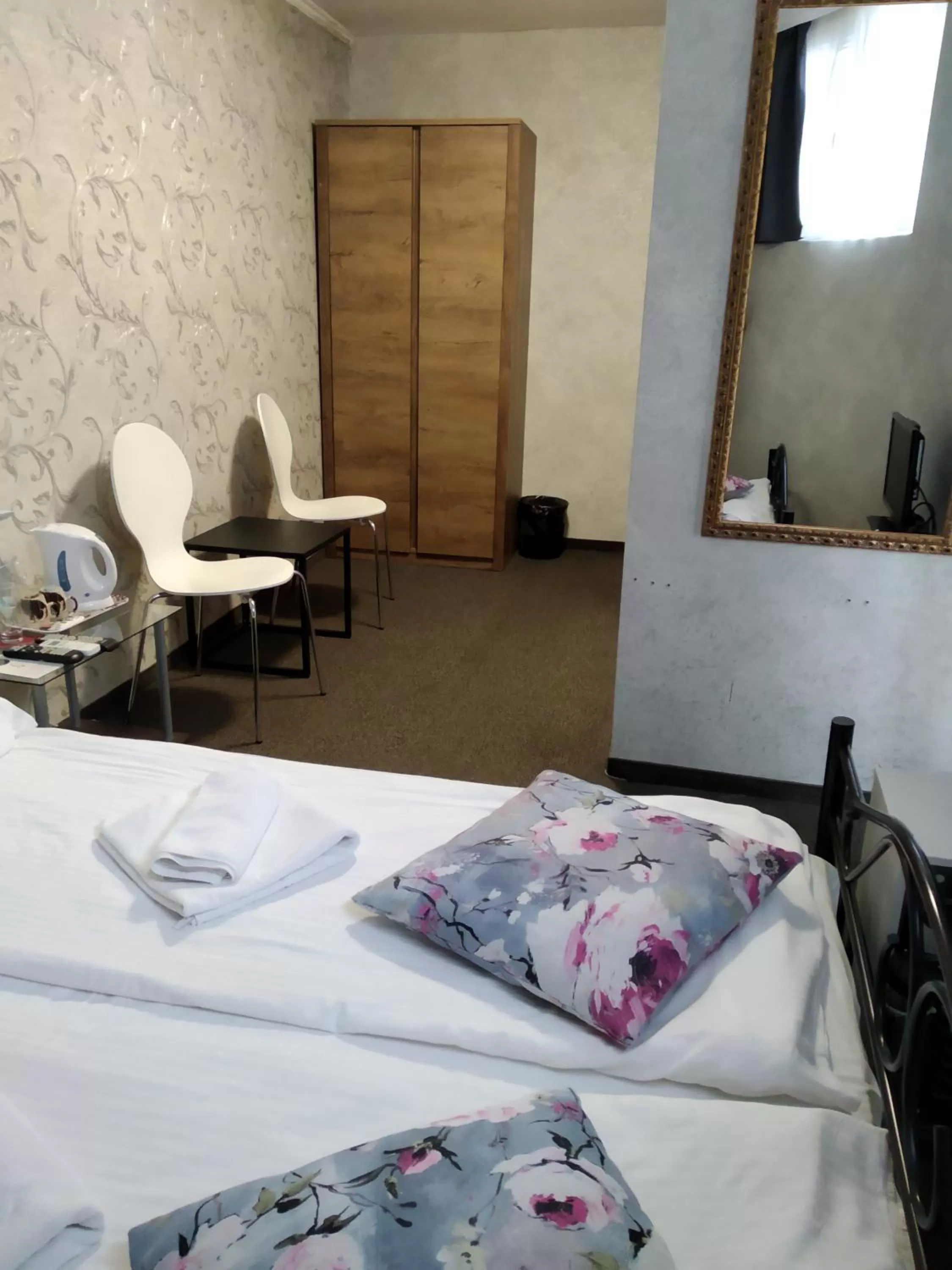 Photo of the whole room, Bed in Hotel Perfect