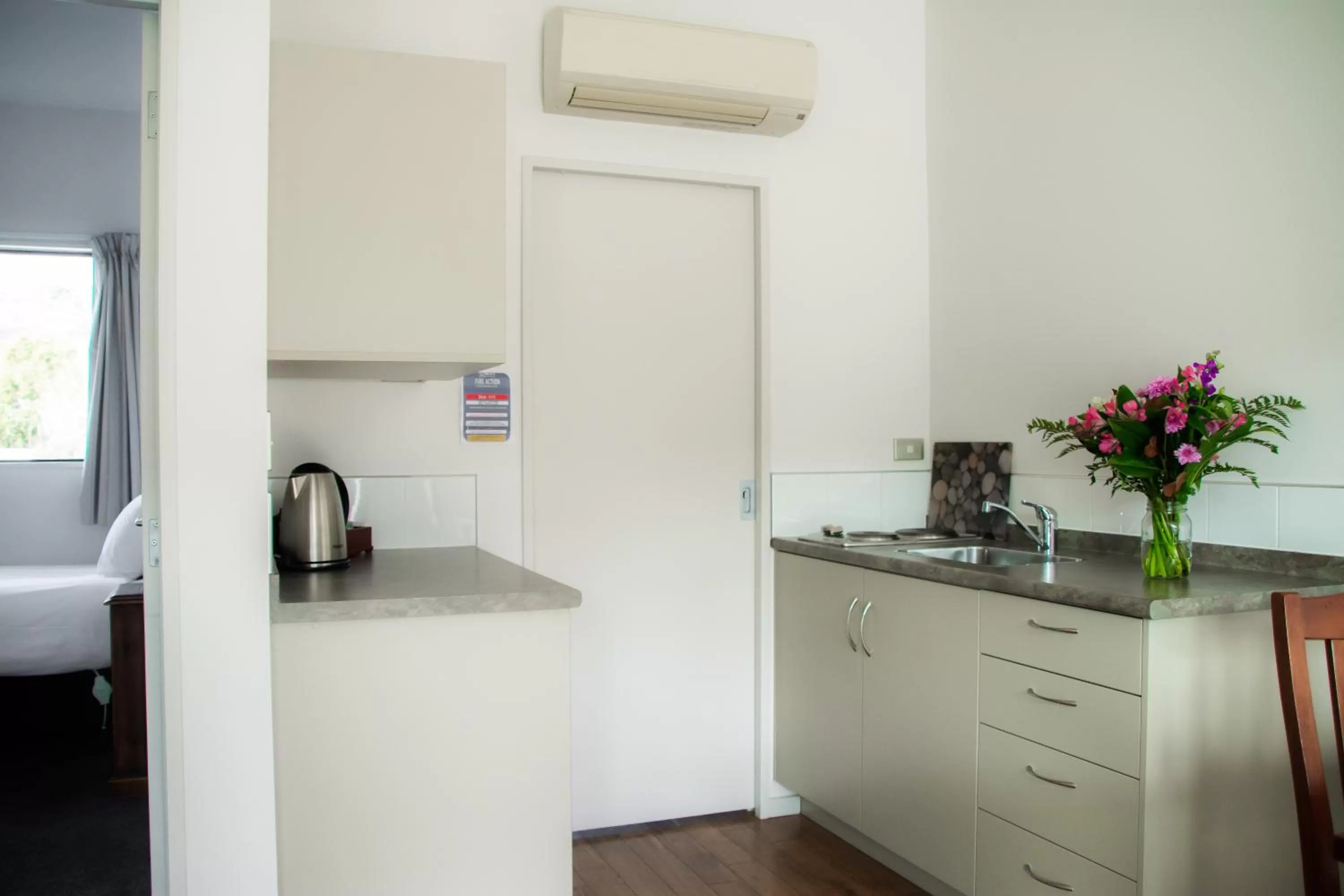 Kitchen or kitchenette in Carrick Lodge Motel