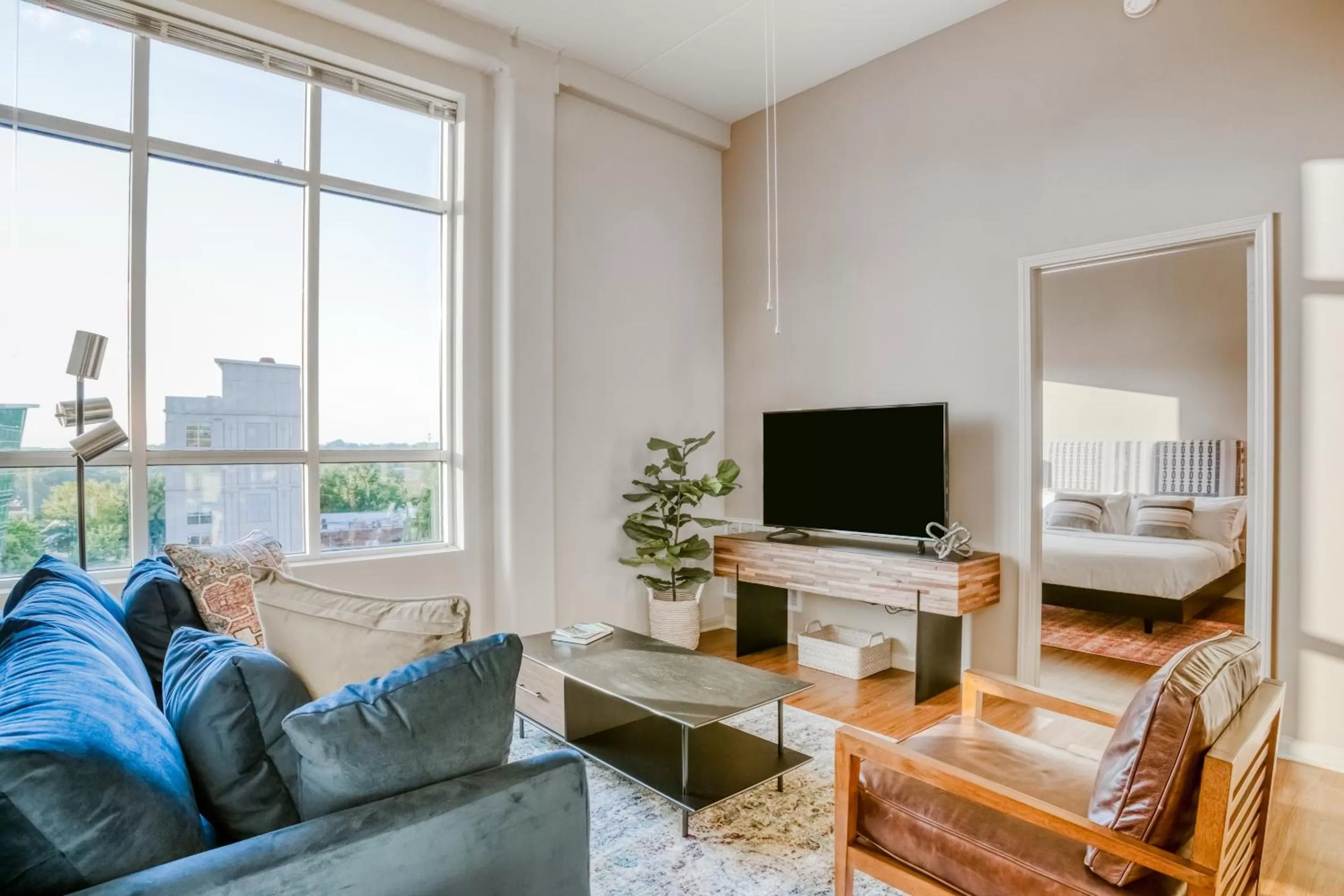 TV and multimedia, Bed in Mint House Greenville - Downtown