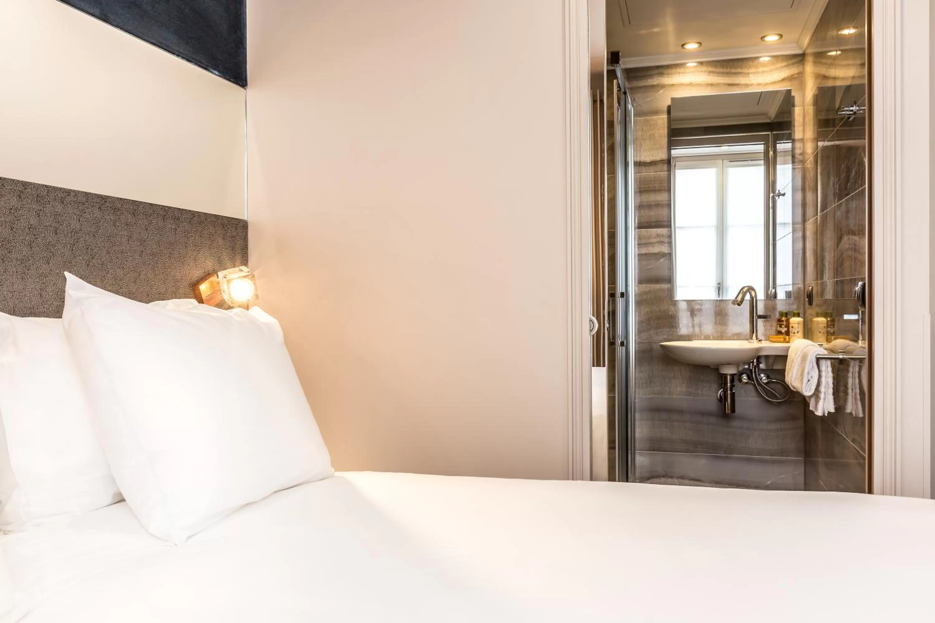 Bed in Hotel Duette Paris