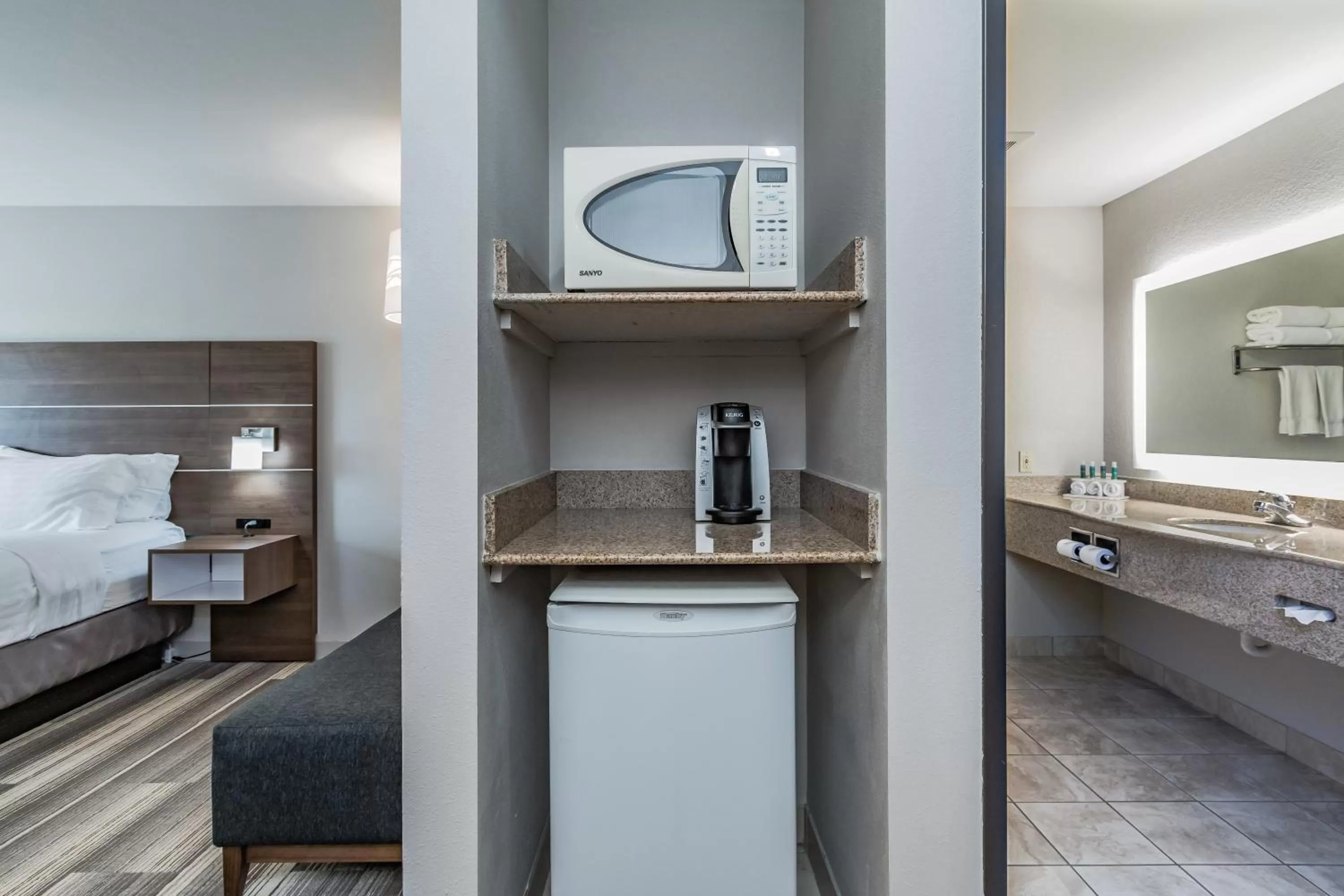 Photo of the whole room, Bed in Holiday Inn Express & Suites - South Bend - Notre Dame Univ.