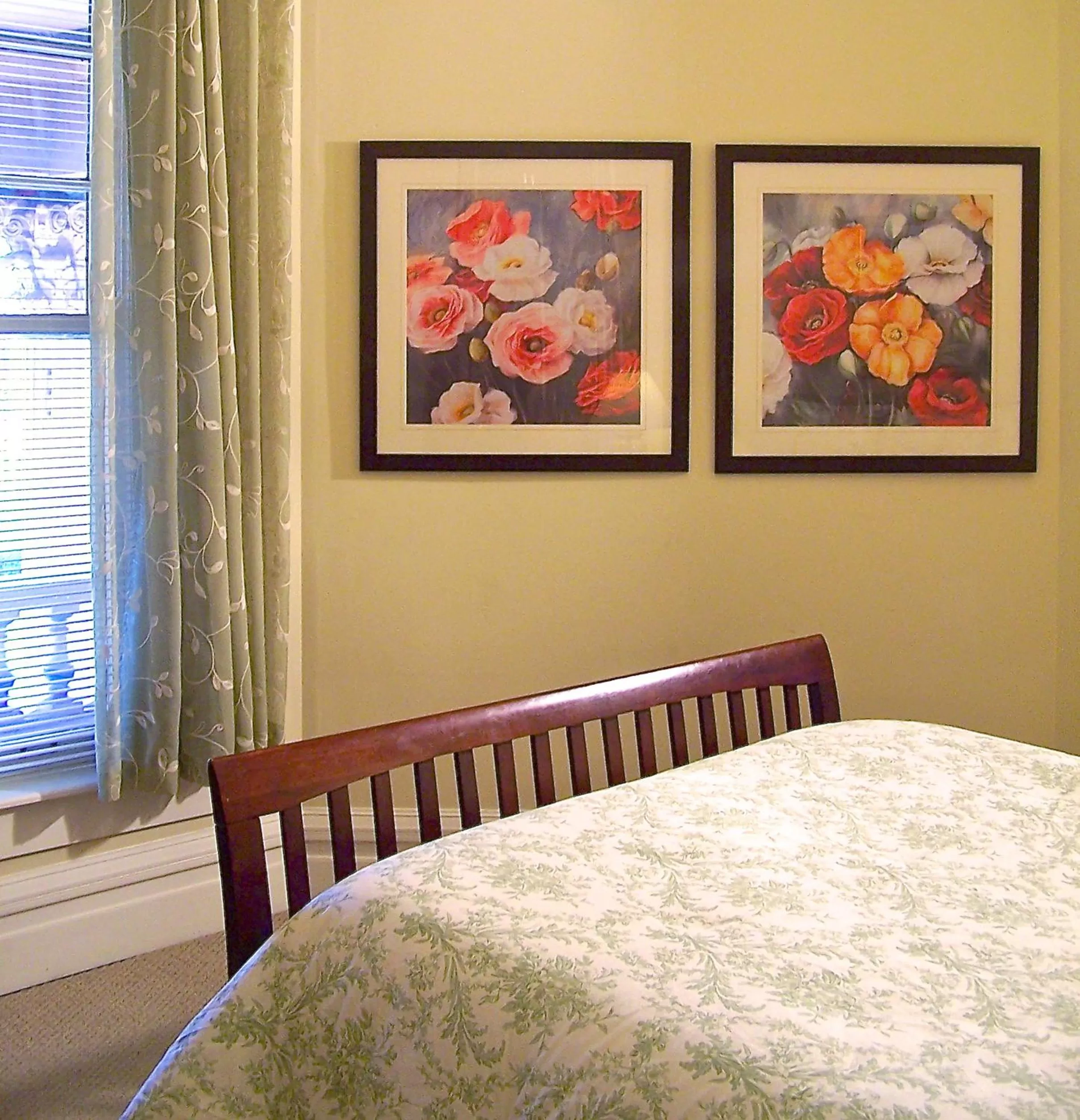 Bed, Dining Area in Lyndon House Bed & Breakfast
