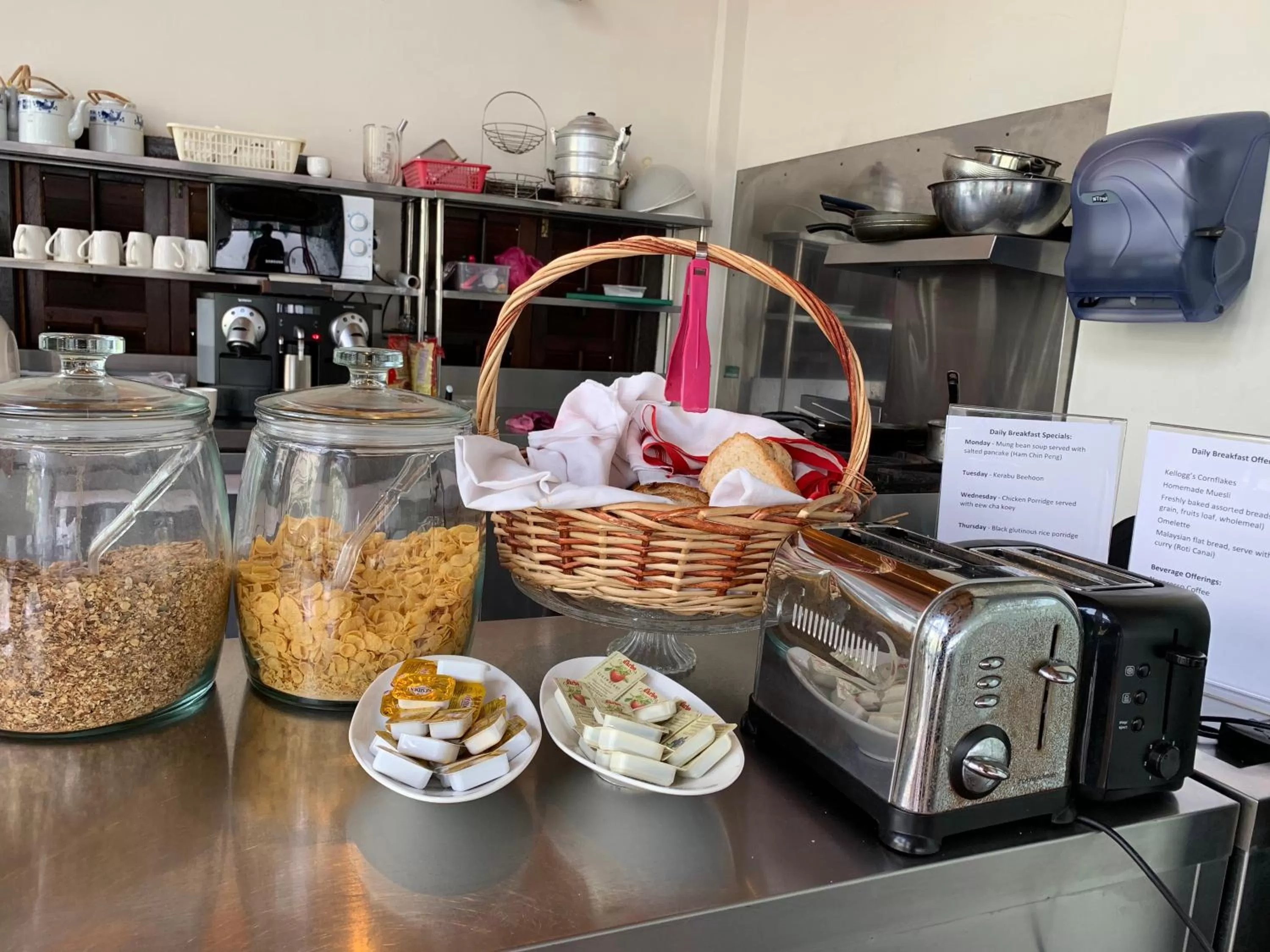 Breakfast in Muntri Grove