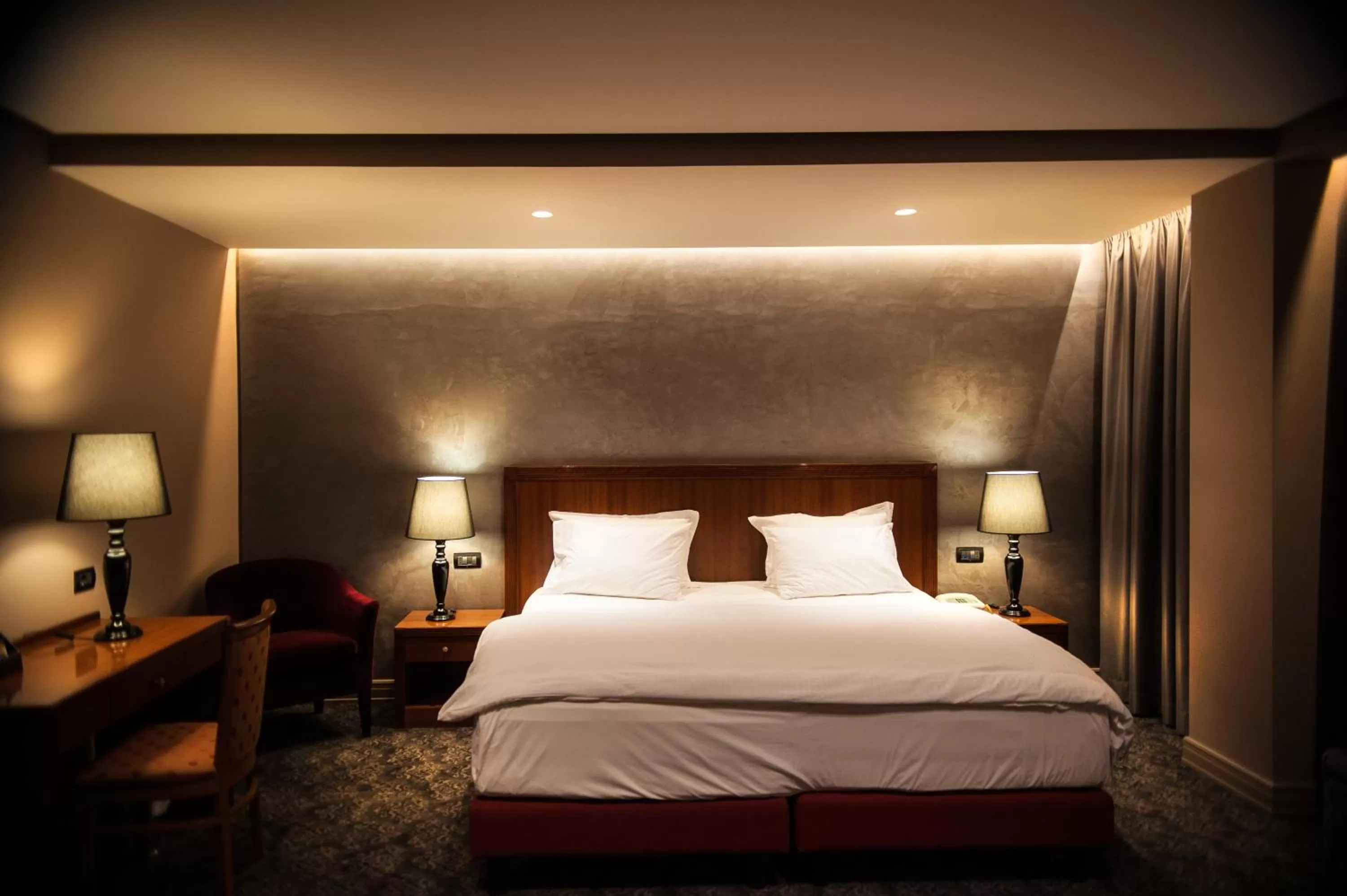 Bedroom, Bed in Mondial Hotel