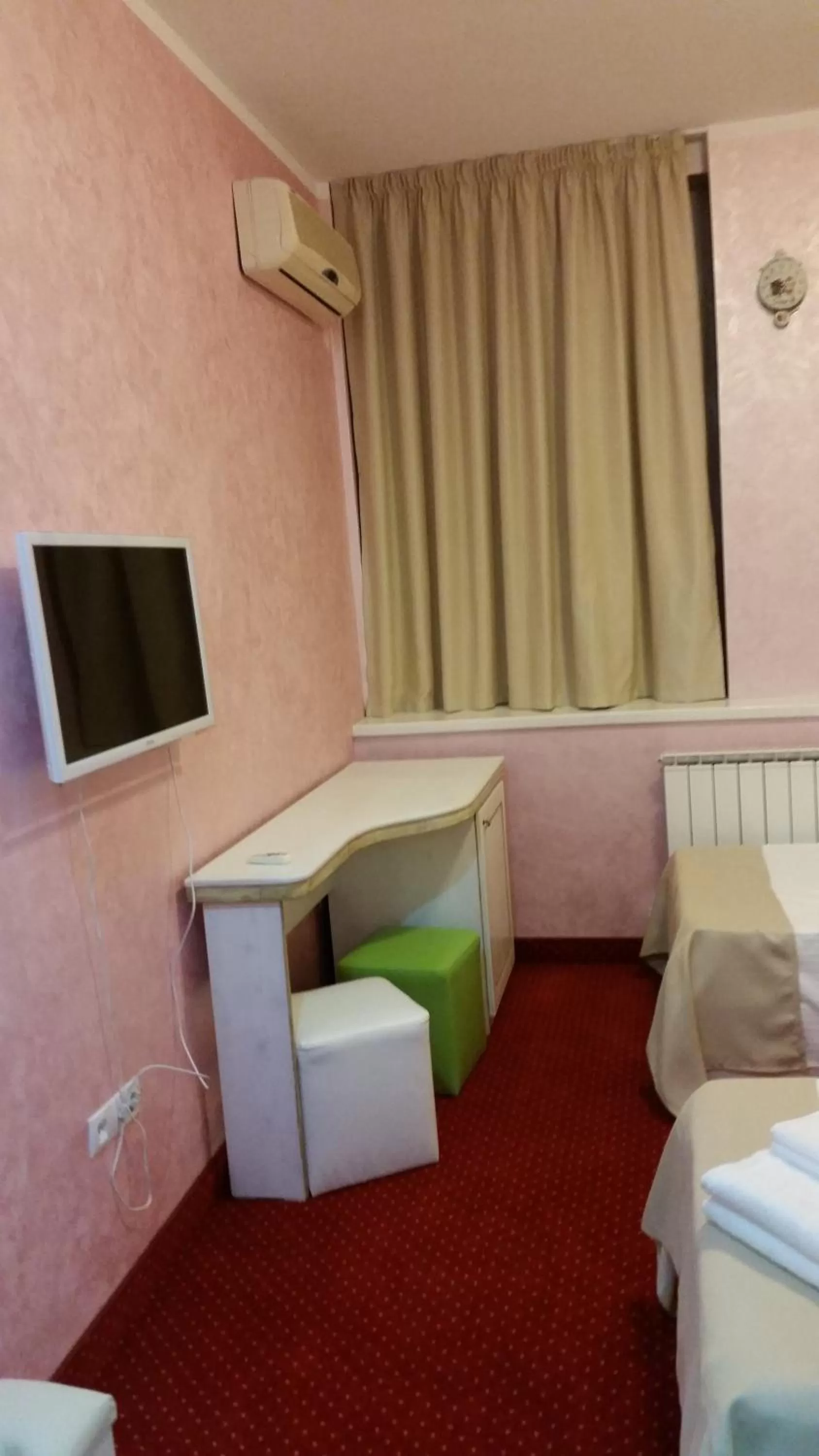 Photo of the whole room, Bed in Hamlet Hotel