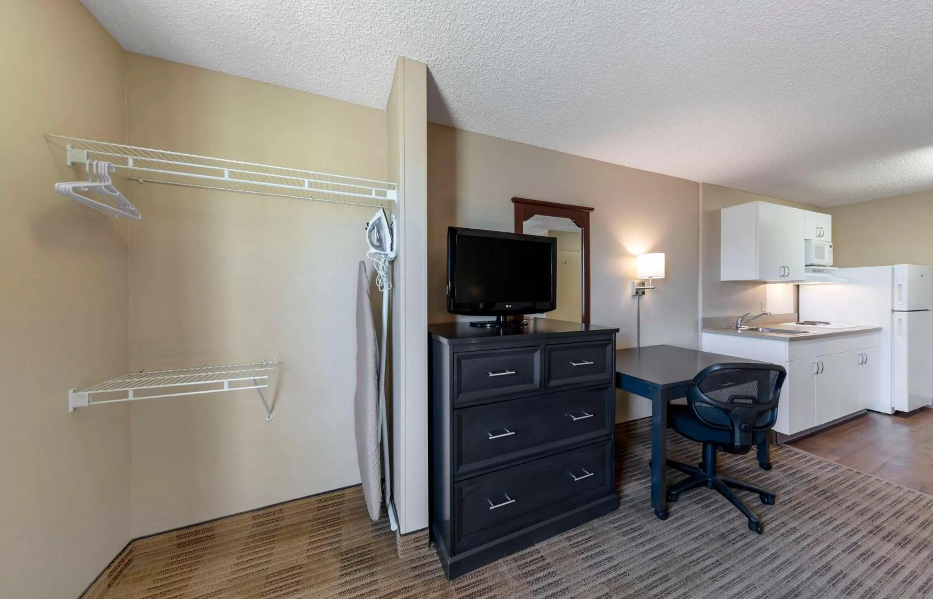 Bedroom in Extended Stay America Suites - Orange County - Katella Ave