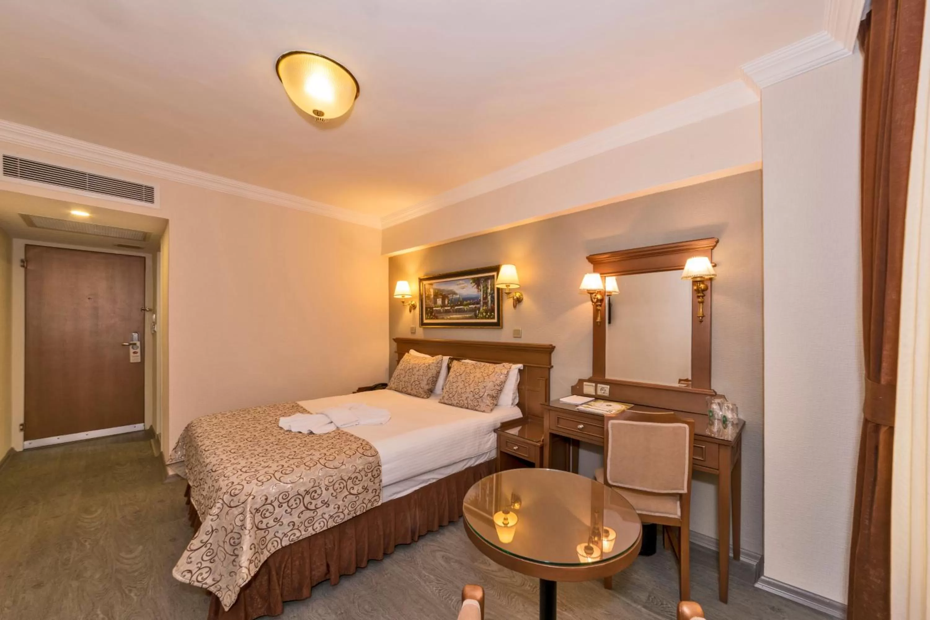 Photo of the whole room, Bed in Laleli Gonen Hotel