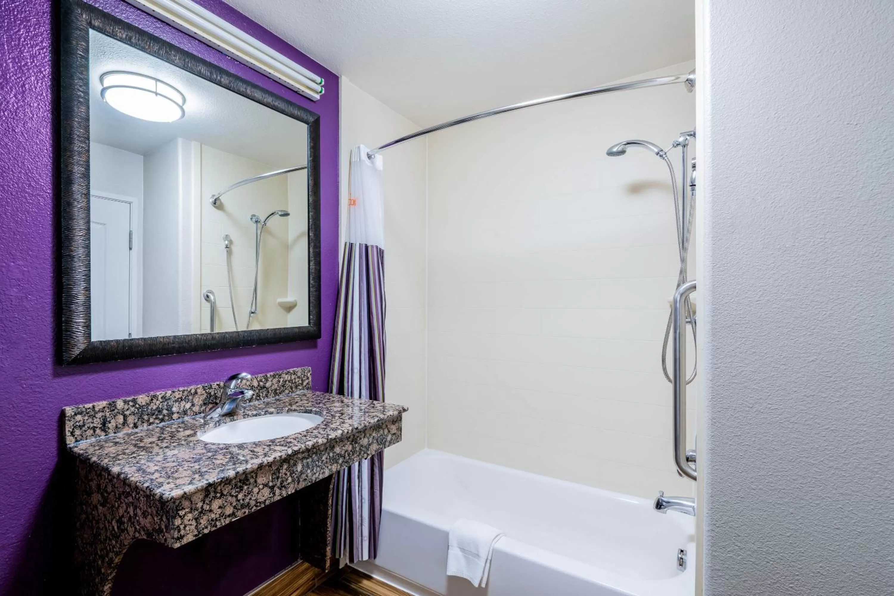 Bathroom in La Quinta by Wyndham DFW Airport West - Bedford