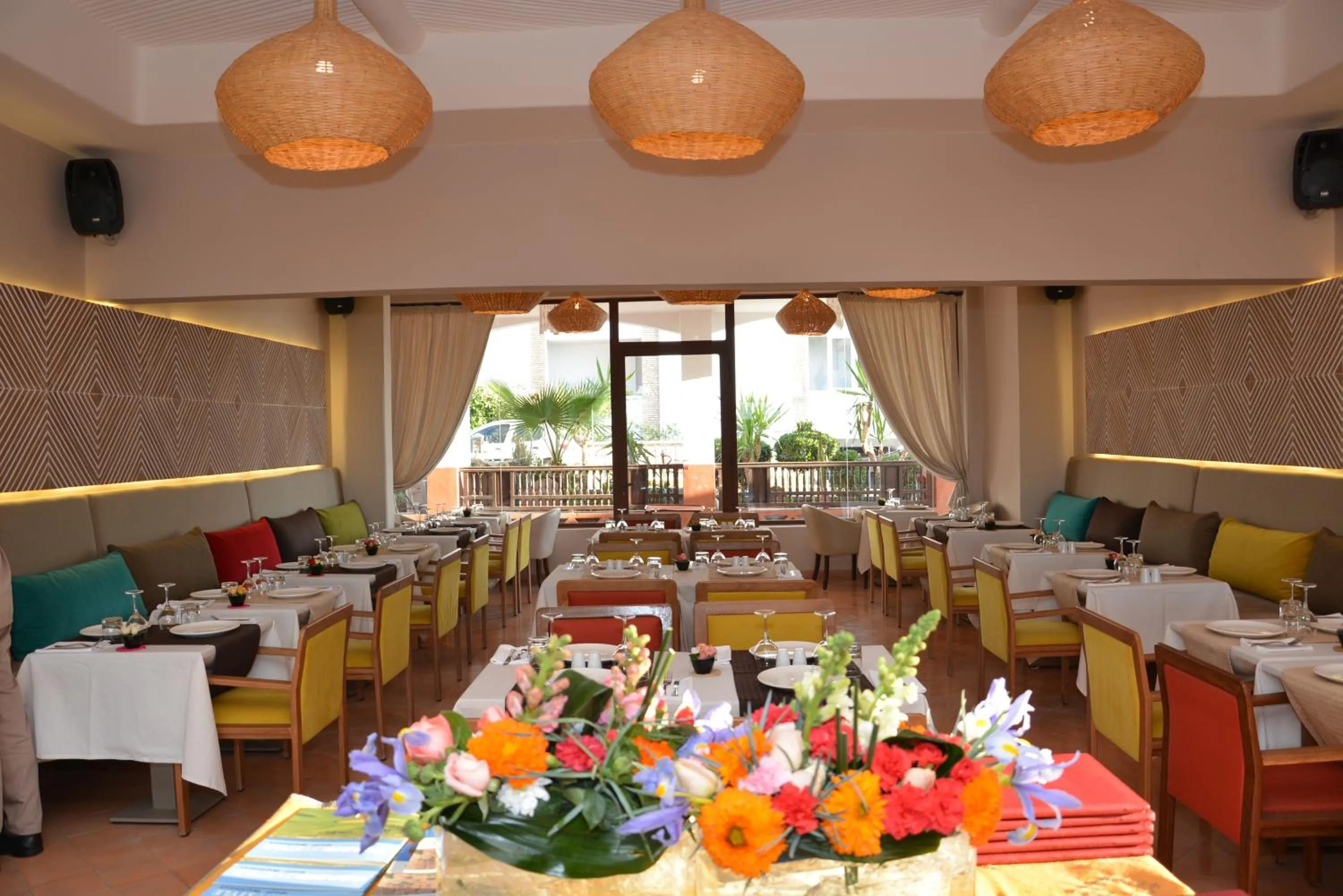 Restaurant/places to eat in Borjs Hotel Suites & Spa