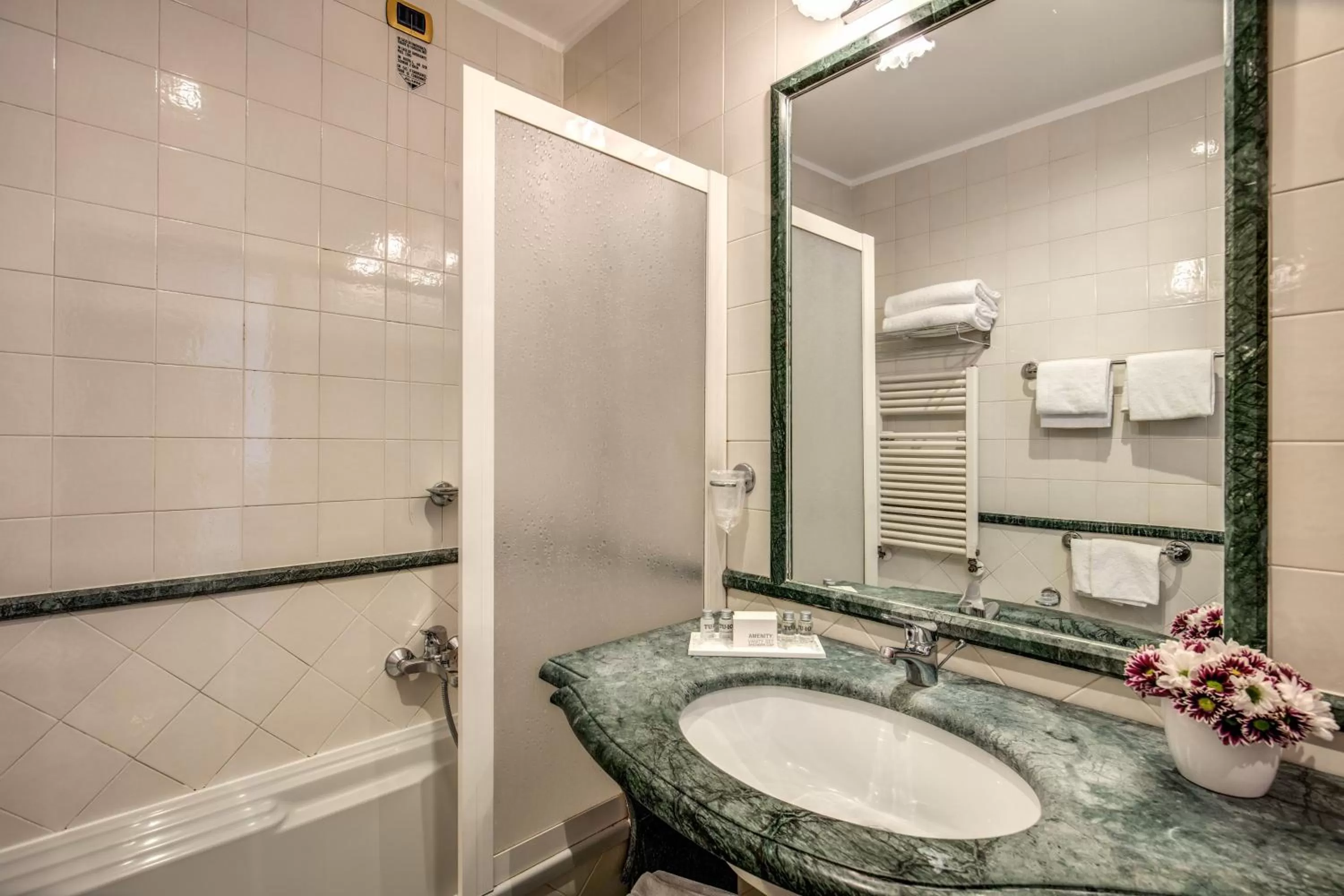 Bathroom in Hotel Villafranca