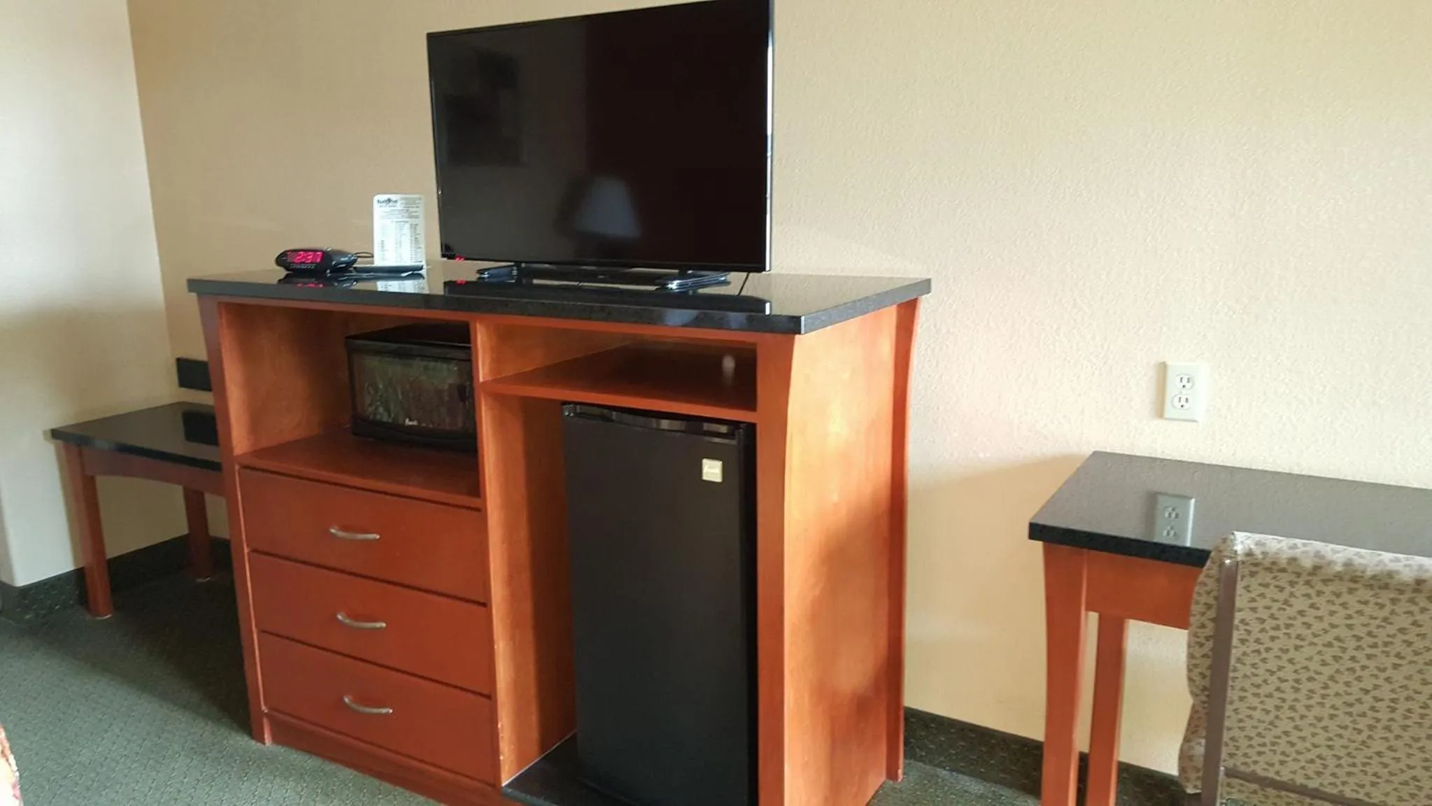 TV and multimedia in Budgetel Inn and Suites