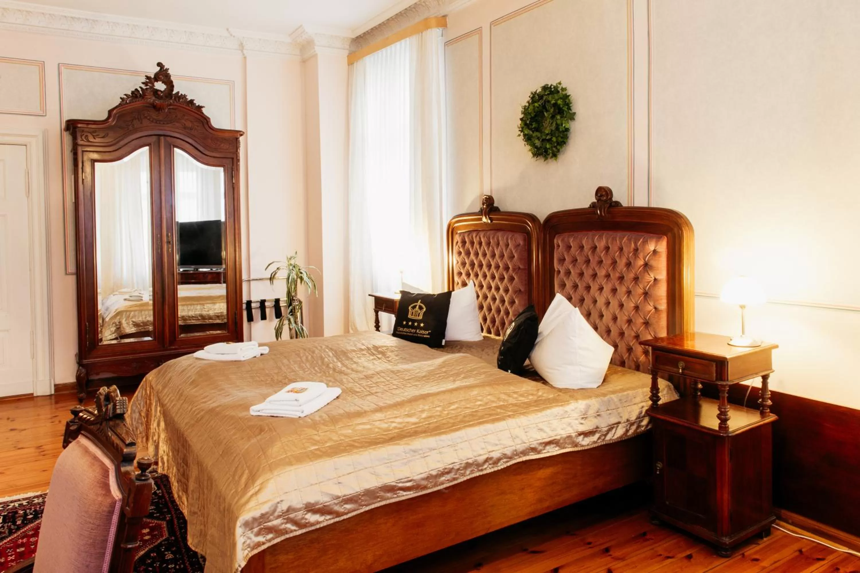 Photo of the whole room, Bed in Hotel & Restaurant "Deutscher Kaiser"