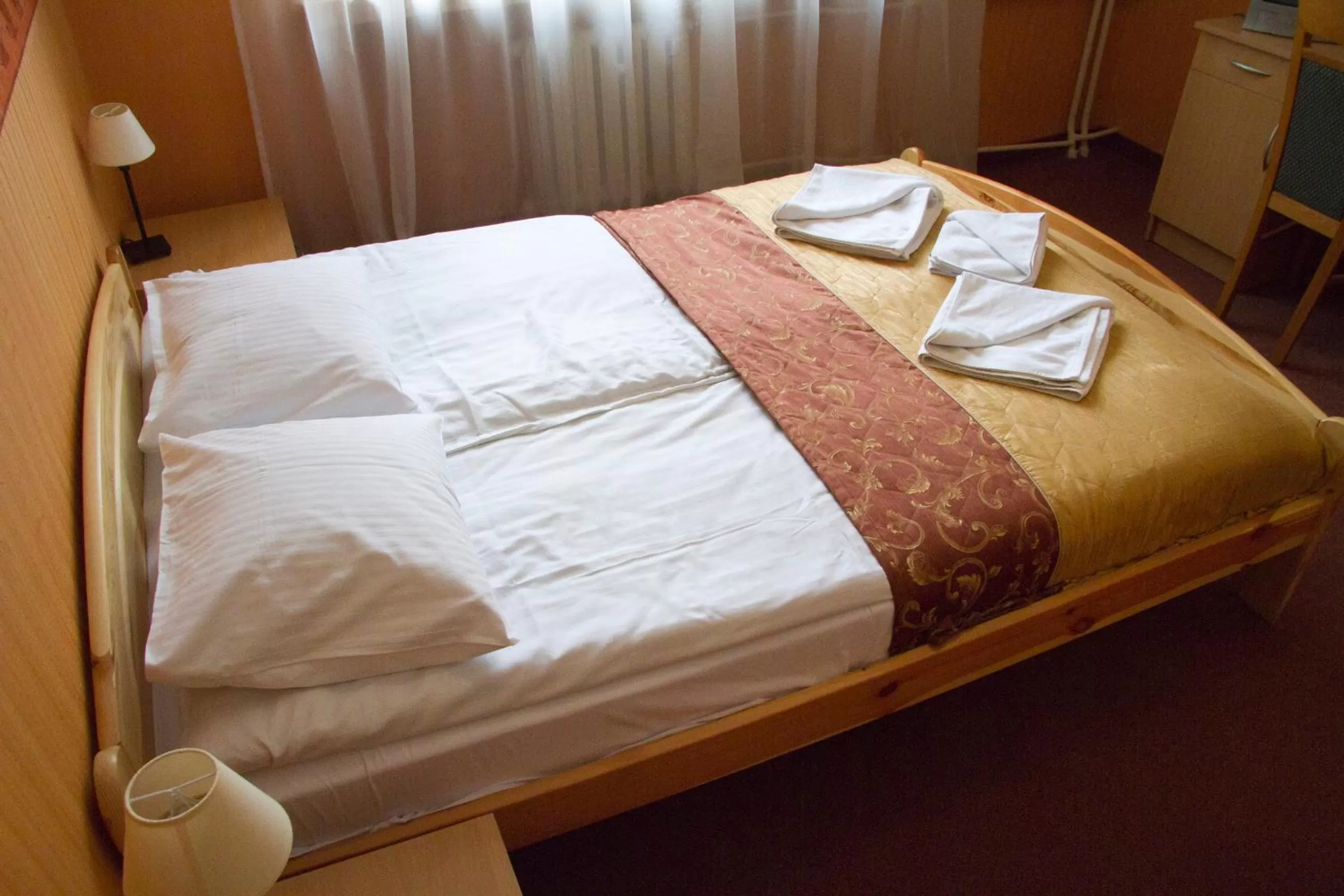 Bed in Hotel Iskra