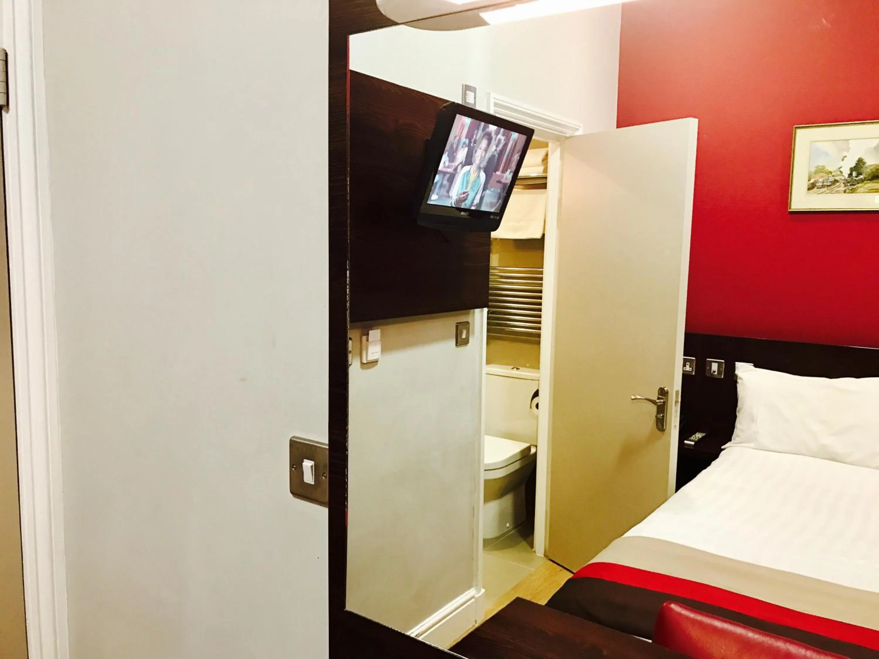 Bedroom, Bed in Royal Cambridge Hotel