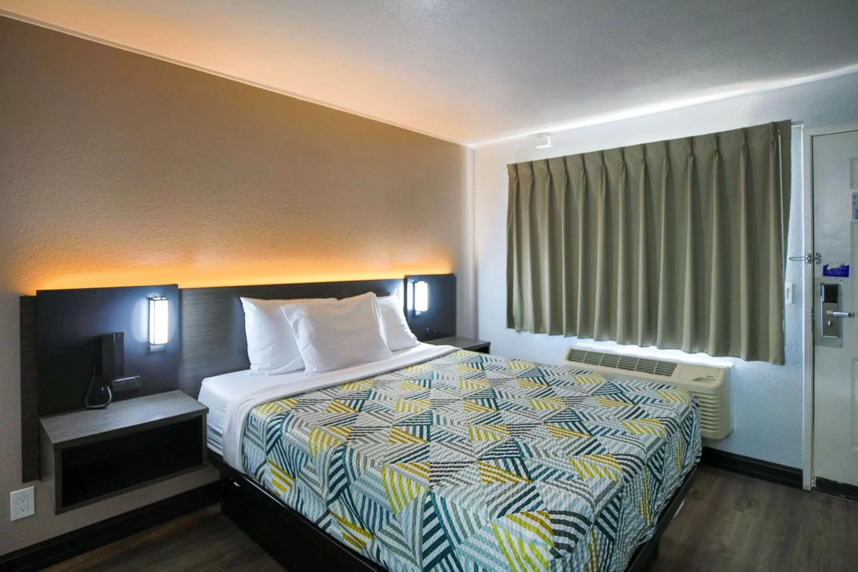 Bedroom, Bed in Motel 6-Sacramento, CA - Old Sacramento North