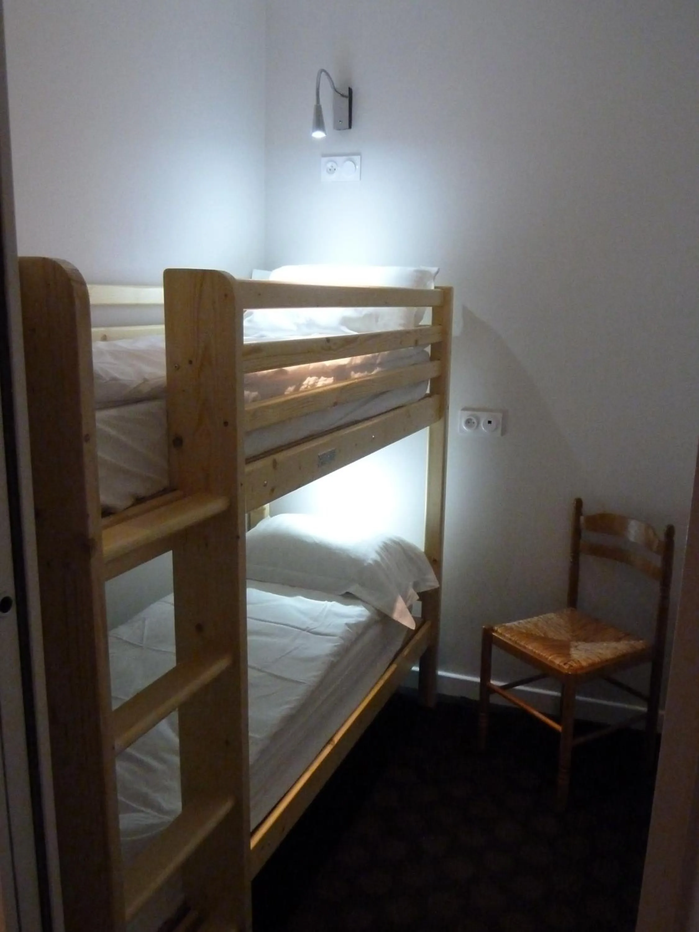 Bedroom, Bed in Logis Le Midland