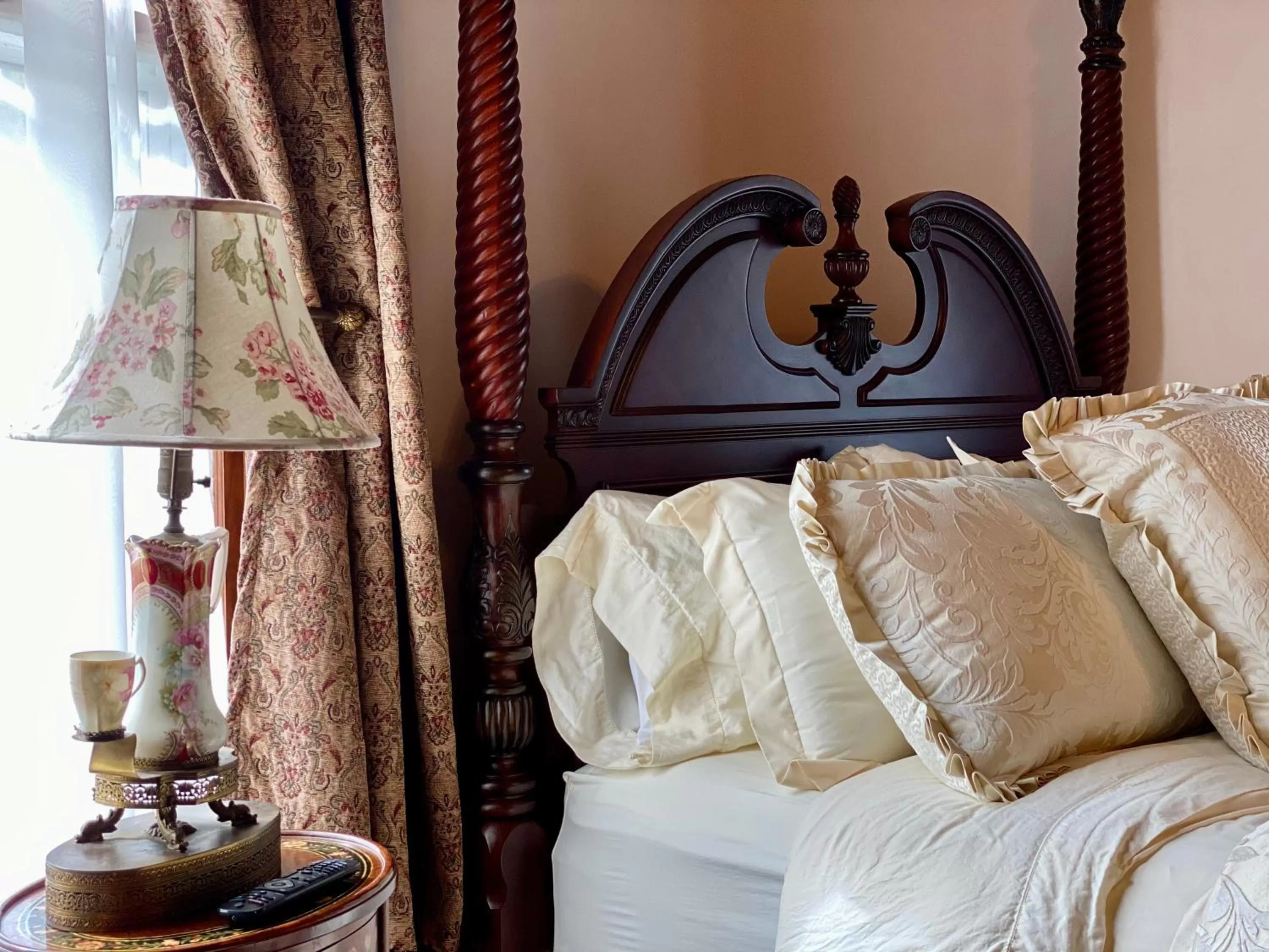 Bed in Hogan House Bed and Breakfast at Rose Hill