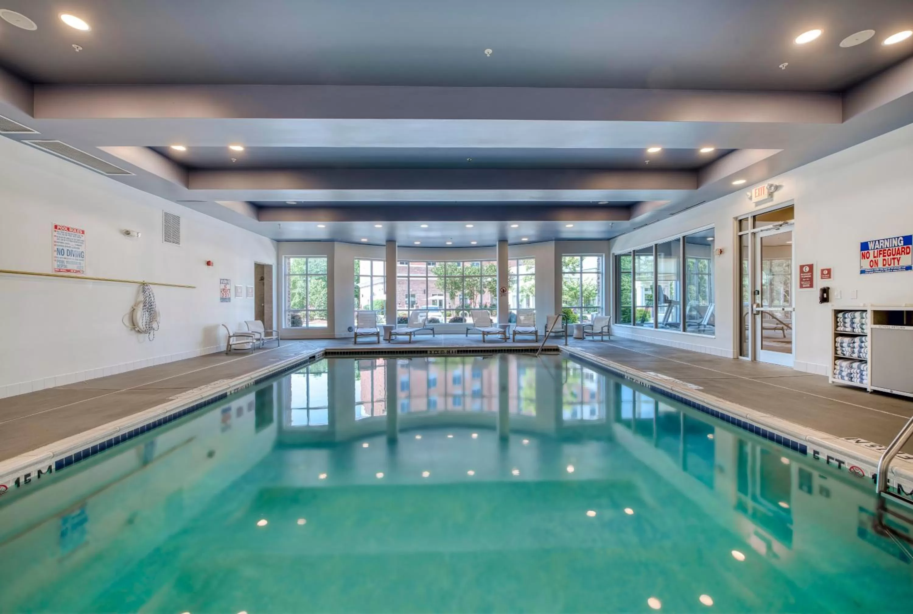 Swimming pool in DoubleTree by Hilton Raleigh-Cary