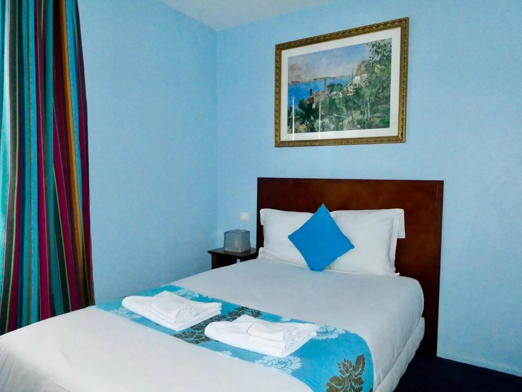 Bed in Hotel Bellevue Montmartre