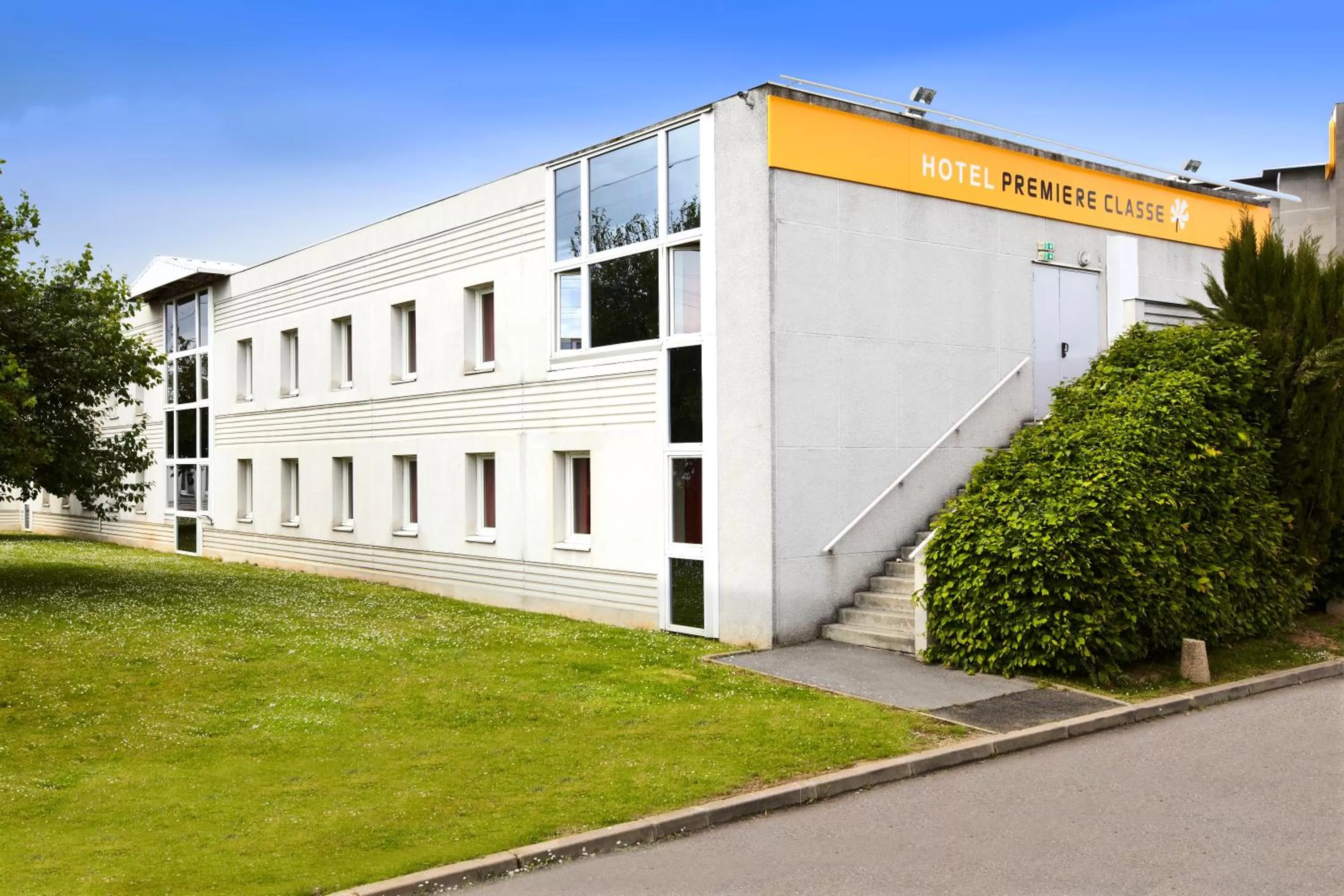 Facade/entrance in Premiere Classe Roissy CDG - Paris Nord 2 - Parc des Expositions