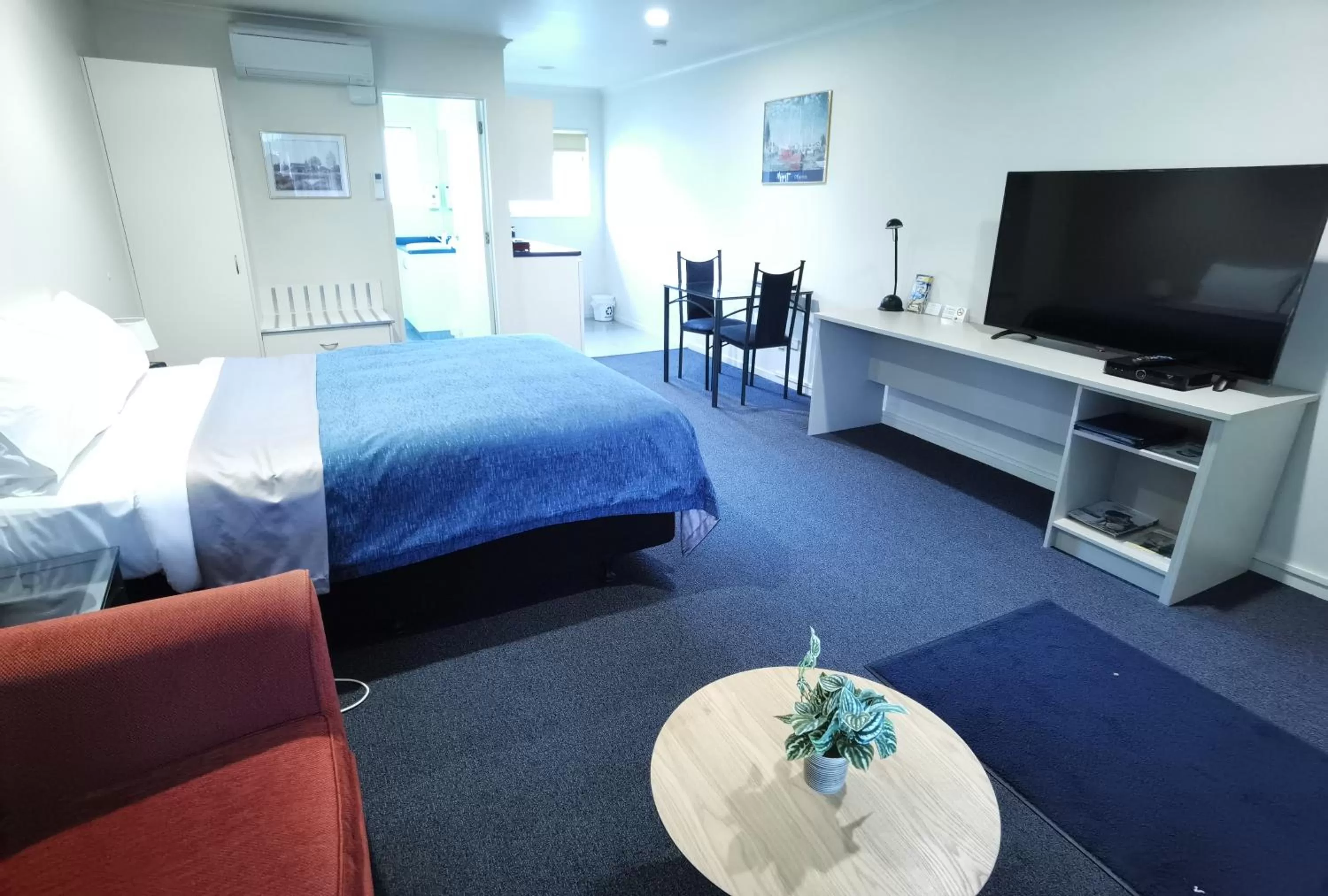 Bed in Harringtons Motor Lodge