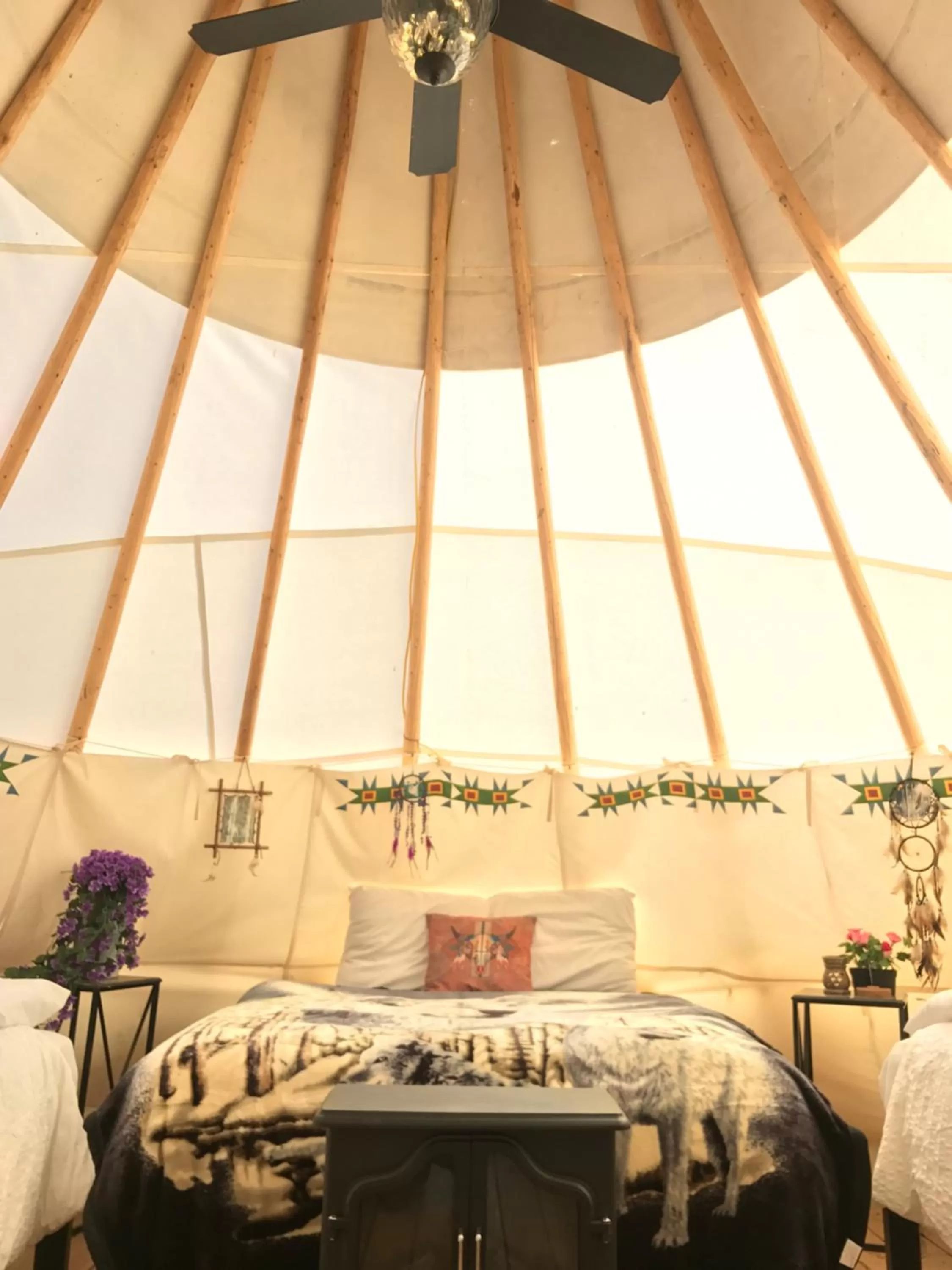 Bed in Olancha RV Park and Motel