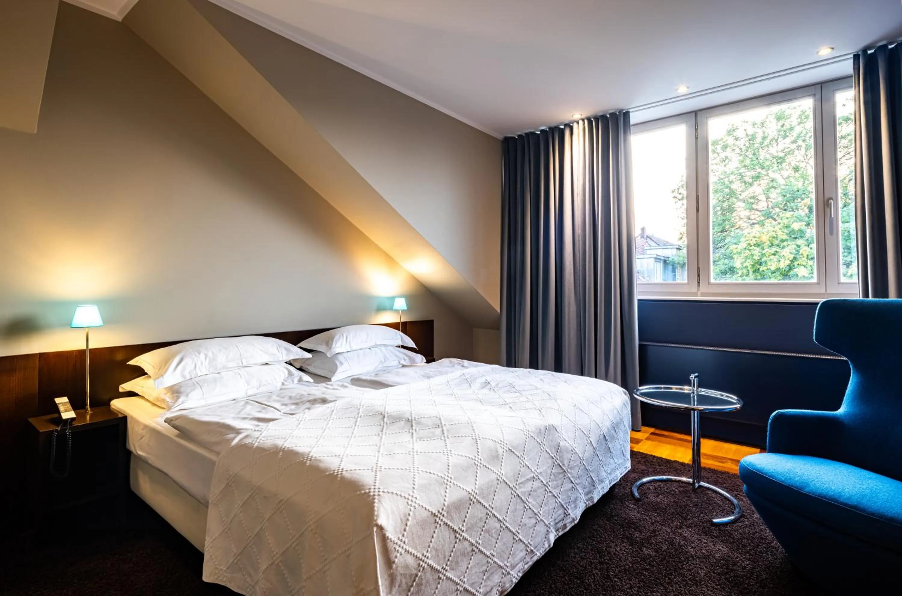 Photo of the whole room, Bed in The New Yorker Hotel Köln-Messe