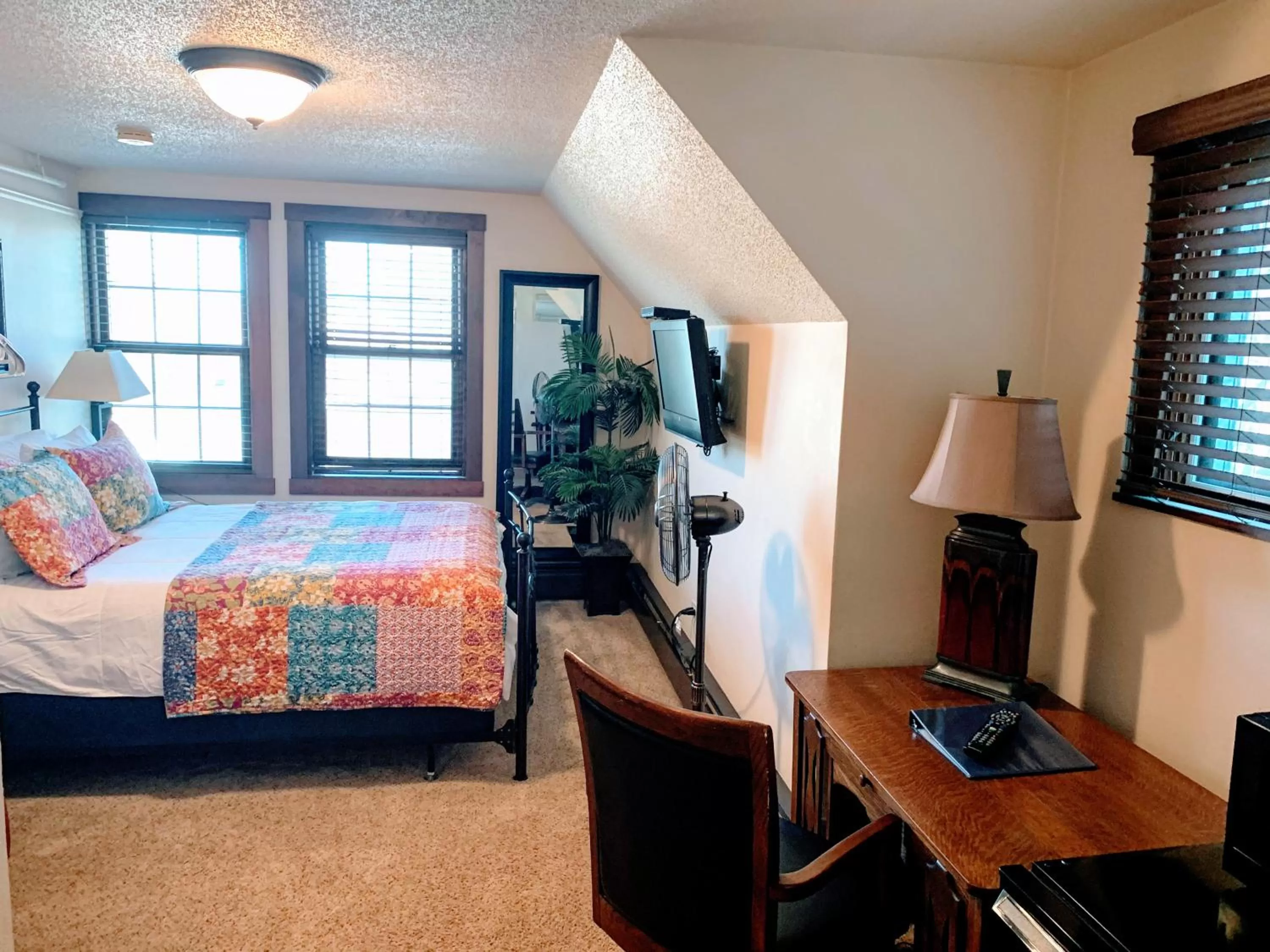 Bed in Iowa House Historic Inn