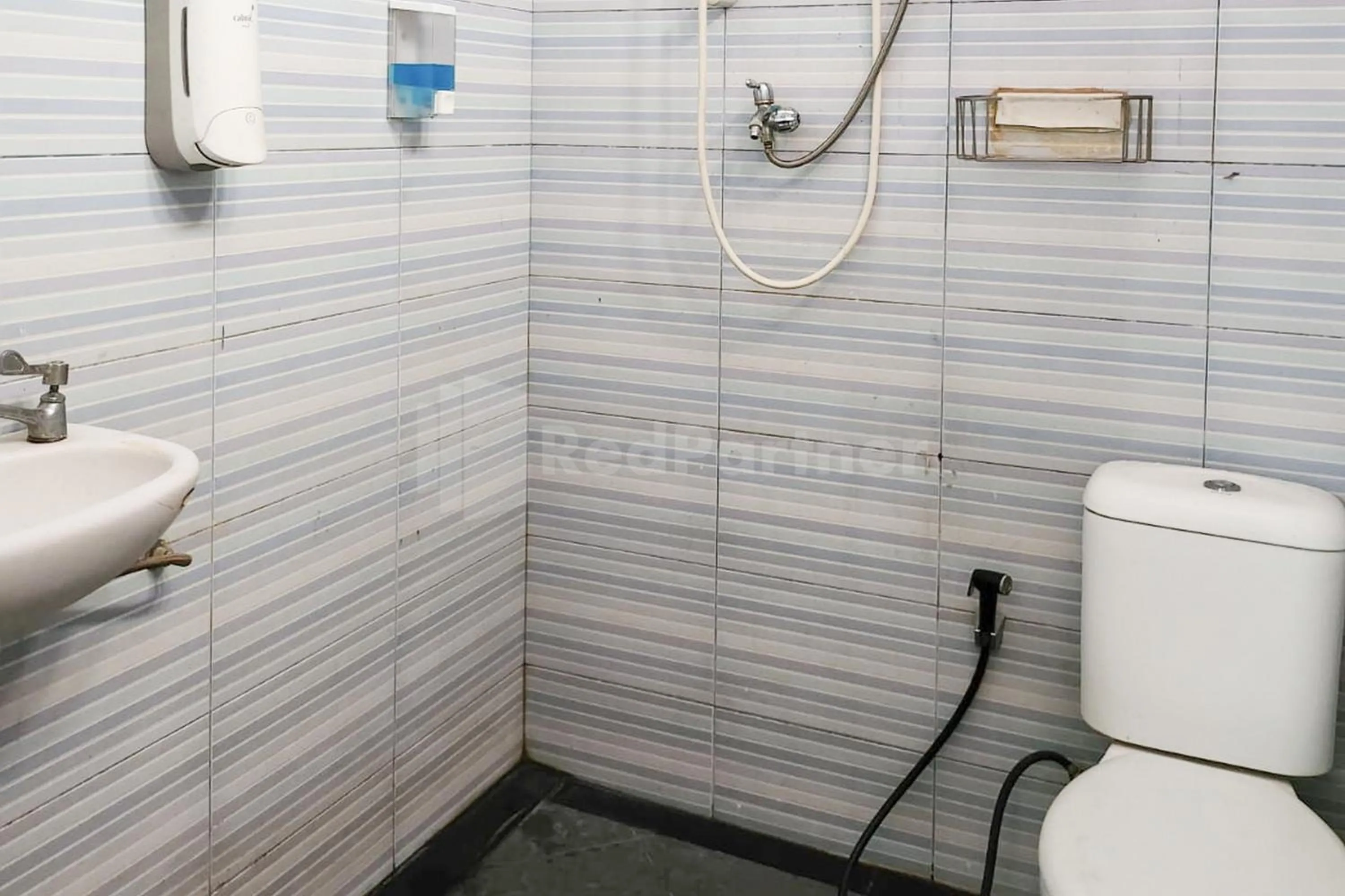 Bathroom in OYO 1319 Puspita Guesthouse