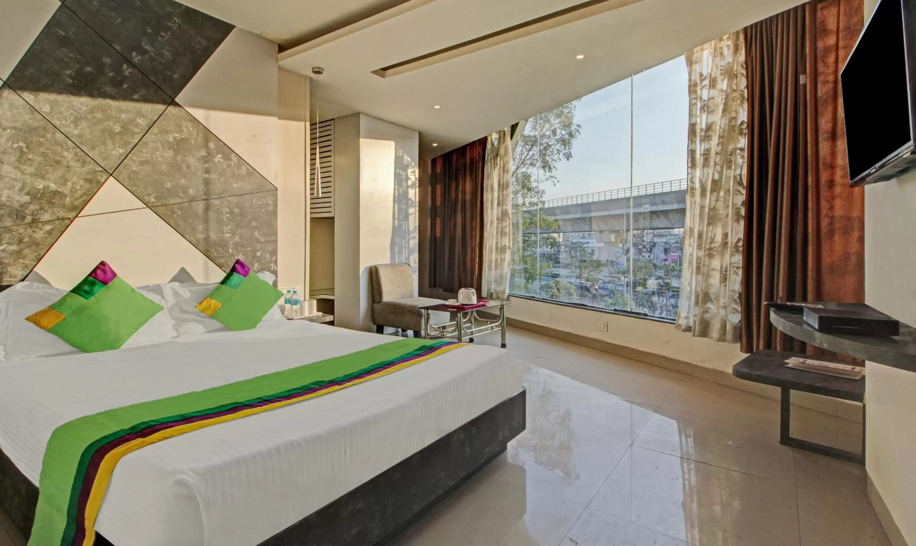 Bed in Treebo Glassotel Near Ruby Hospital