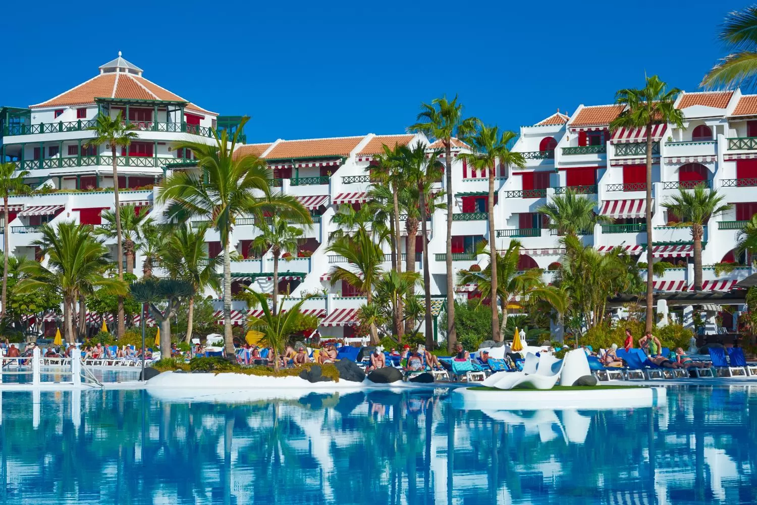 Swimming pool in Parque Santiago IV Official