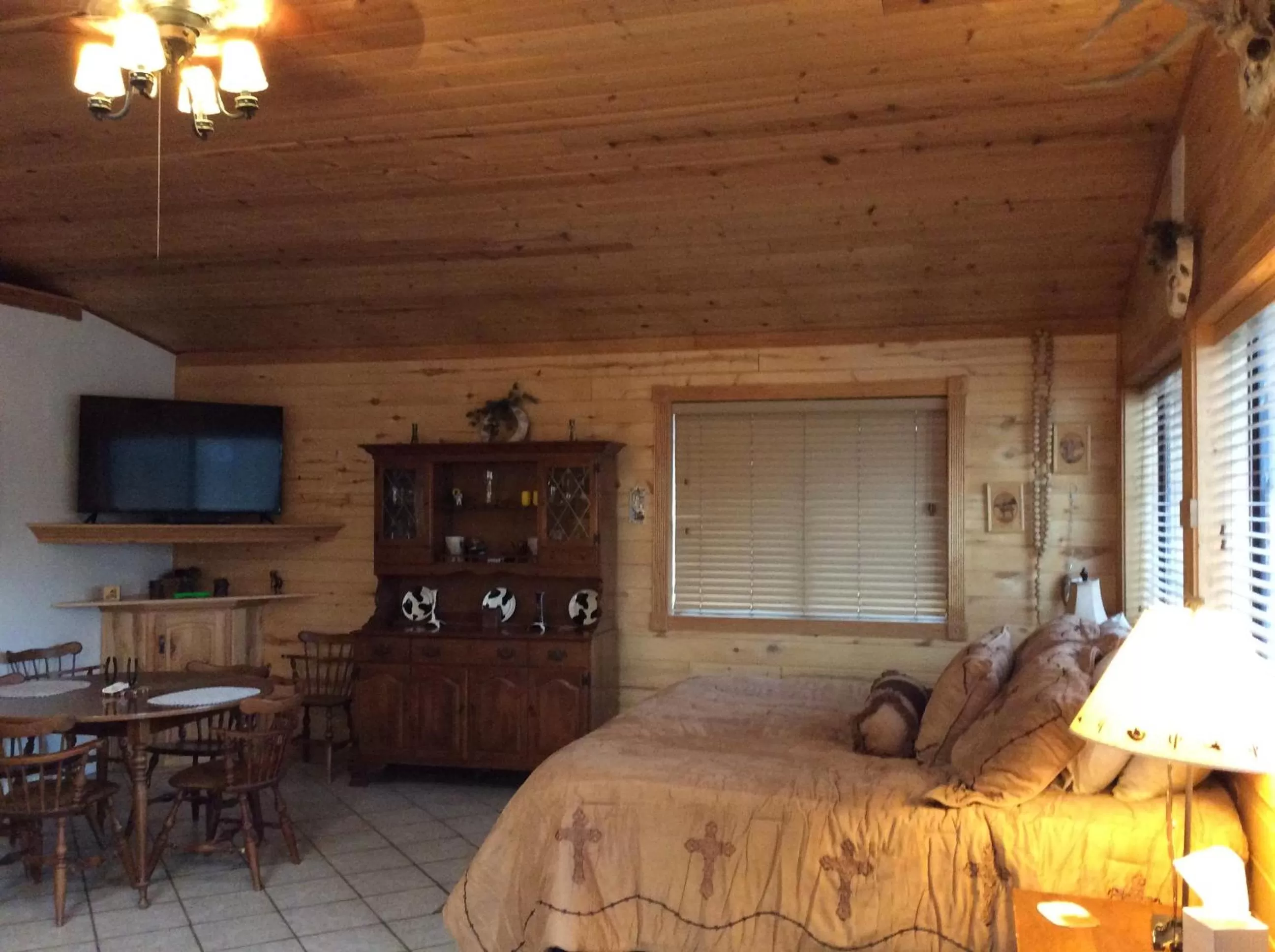 Dining area, TV/Entertainment Center in Elktrace Bed and Breakfast