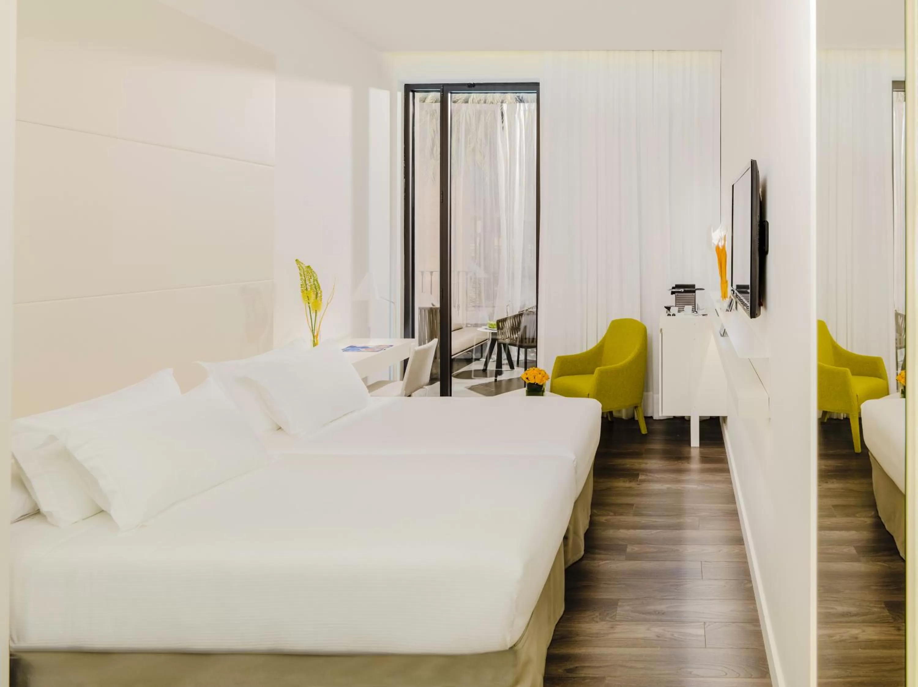 Balcony/Terrace, Bed in H10 Urquinaona Plaza